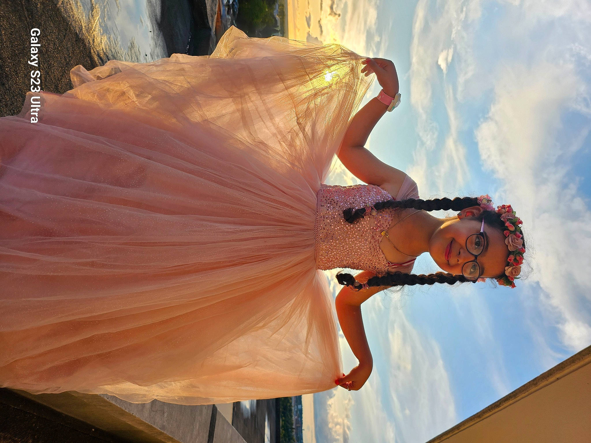 Lina a rejoint le concours — aidez-le/la à gagner de superbes lots ! arm, bridal_accessory, bridal_clothing, bridal_party_dress, bride, cloud, dress, flash_photography, formal_wear, gown, hand, happy, human_body, joy, light, orange, person, plant, shoulder, sky