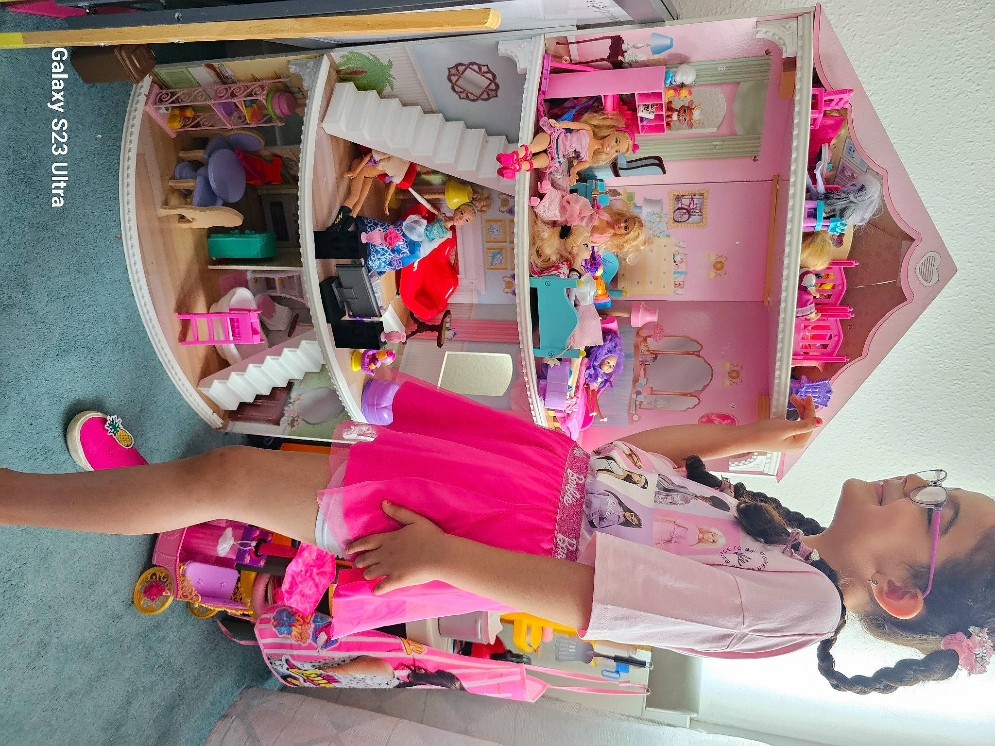 Lina participe au concours pour gagner de l'argent avec cette photo : art, dress, fashion, fashion_design, fun, house, joy, leisure, magenta, person, pink, plastic, product, room, sandal, shelf, shelving, snapshot, textile, thigh