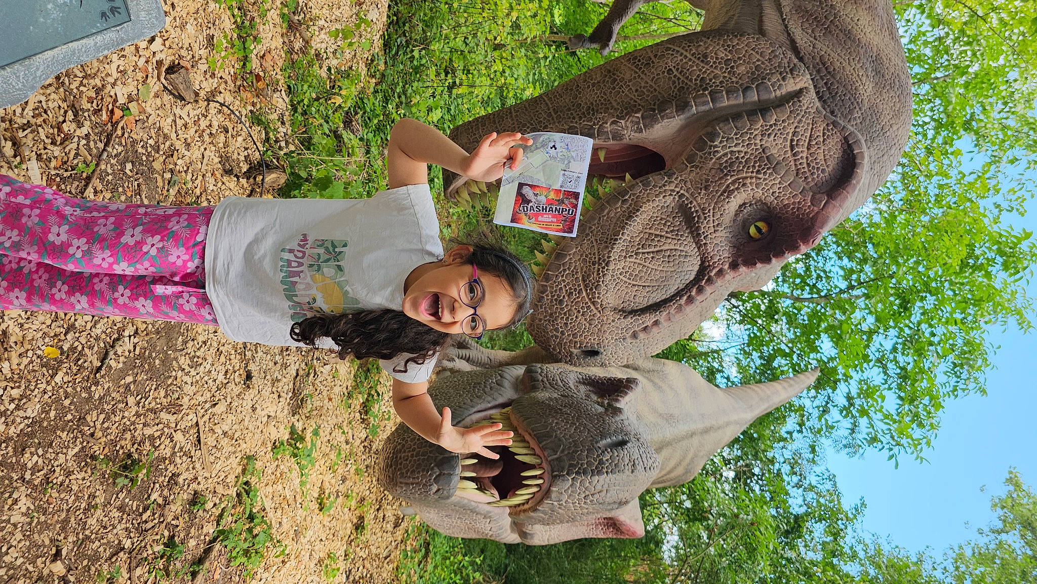 Lina participe au concours pour gagner de l'argent avec cette photo : adaptation, child, fun, grass, happy, hat, leisure, pattern, people_in_nature, person, plant, recreation, smile, tree, trunk, woody_plant