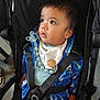Emanuel a rejoint le concours — aidez-le/la à gagner de superbes lots ! toddler, child, baby, stroller, jacket, blue, bib, pacifier, seatbelt, safety, curious, indoor, portrait, young_child, clothing, hand, face, person, looking_away, seat