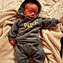 Janël a rejoint le concours — aidez-le/la à gagner de superbes lots ! baby, sleeping, hoodie, gray_clothing, blanket, soft_texture, infant, cute, cozy, lying_down, child, small_hands, small_feet, warm_clothing, indoors, peaceful, resting, casual_wear, newborn, comfortable