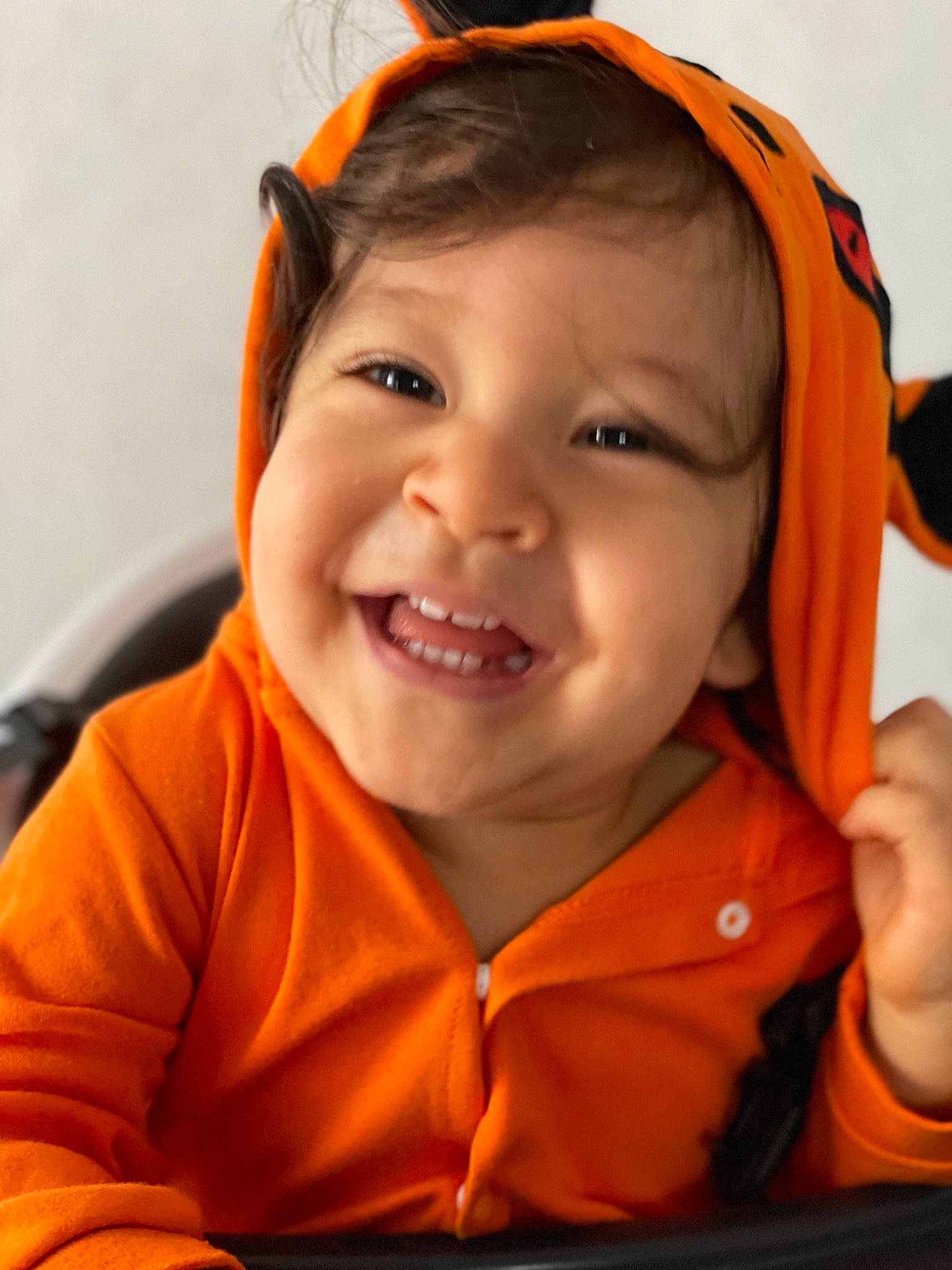 Hayden a rejoint le concours — aidez-le/la à gagner de superbes lots ! cheek, child, chin, comfort, eyebrow, facial_expression, fashion_accessory, fun, happy, iris, joy, laugh, lip, mouth, nose, orange, person, personal_protective_equipment, skin, sleeve