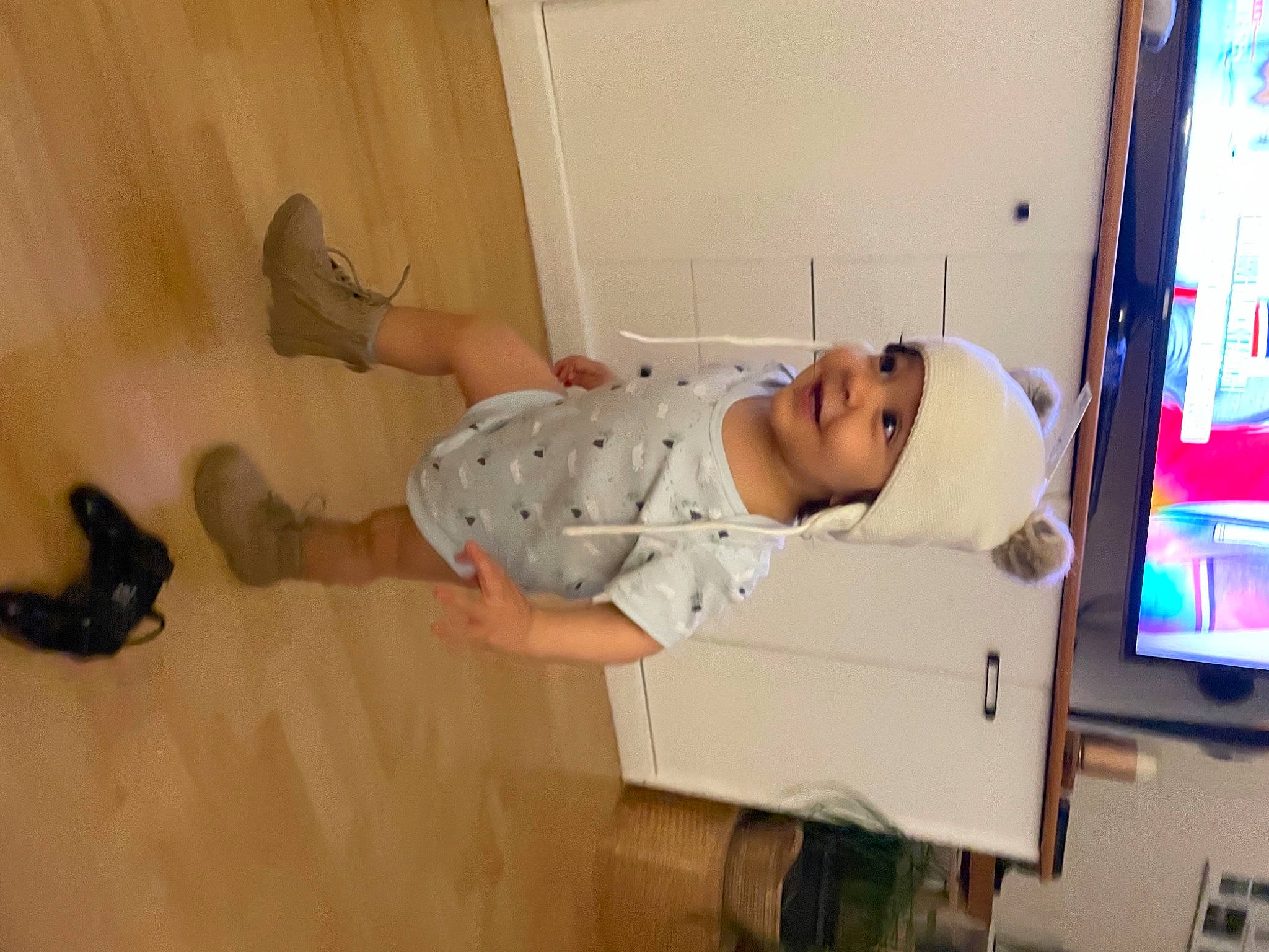 Hayden participe au concours pour gagner de l'argent avec cette photo : clinic, comfort, computer_monitor, elbow, flooring, foot, hardwood, headwear, health_care, hospital, human_leg, joy, knee, medical, outdoor_shoe, person, room, sandal, service, sock