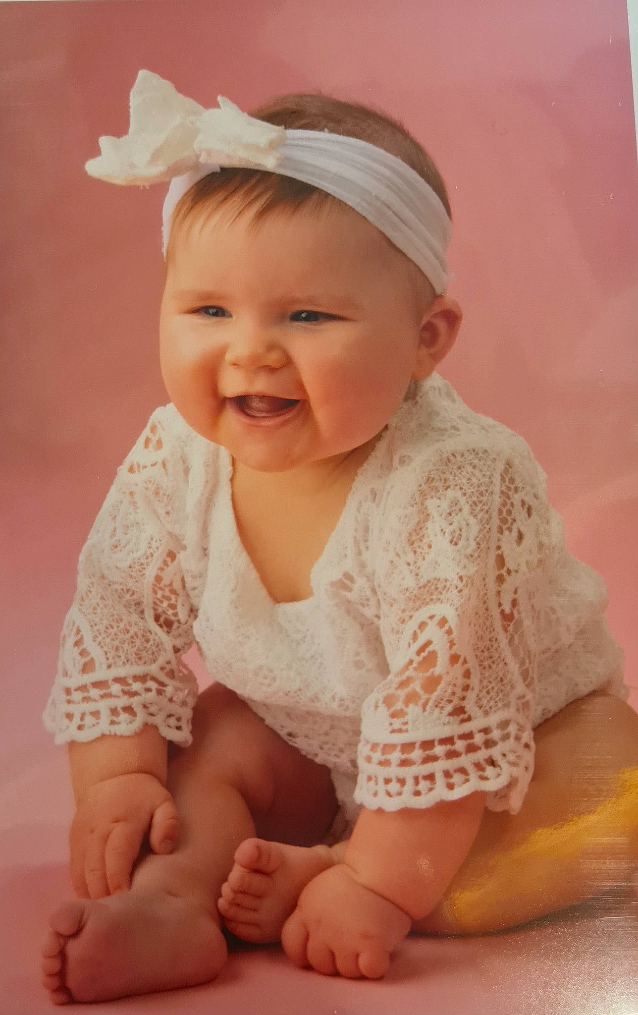 Charlie participe au concours pour gagner de l'argent avec cette photo : baby, baby_toddler_clothing, child, chin, dress, face, facial_expression, fashion_accessory, flash_photography, fun, happy, head, pattern, peach, person, pink, sitting, skin, sleeve, smile
