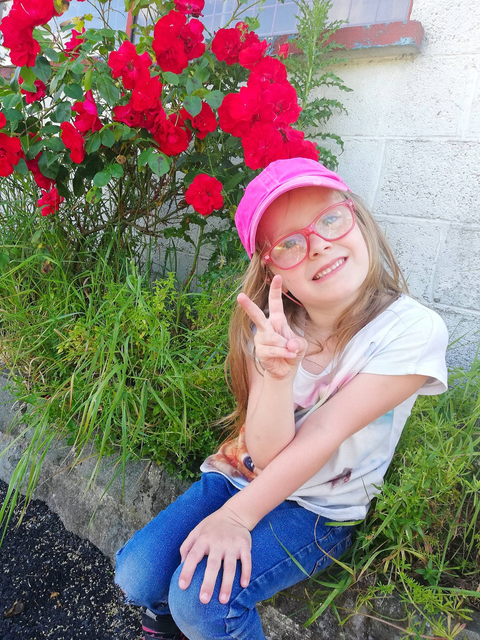 Calli participe au concours pour gagner de l'argent avec cette photo : botany, fashion_accessory, floral_design, flower, glasses, grass, hat, headgear, headwear, herbaceous_plant, impatiens, joy, person, photo_shoot, pink, plant, sitting, smile, spring