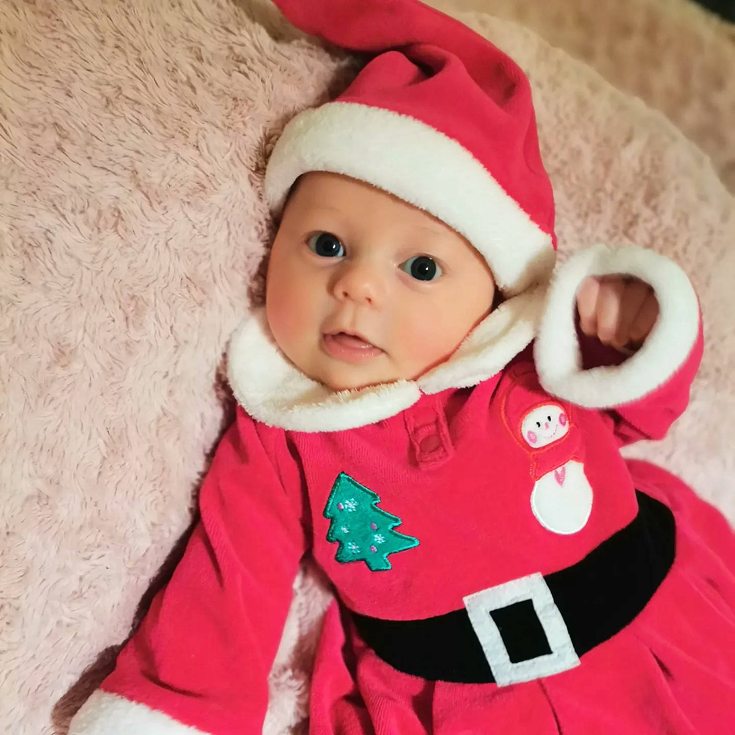 Salomé participe au concours pour gagner de l'argent avec cette photo : baby, baby_toddler_clothing, beanie, cap, cheek, child, clothing, collar, costume_hat, event, face, fictional_character, happy, hat, headwear, holiday, outerwear, person, pink, sleeve