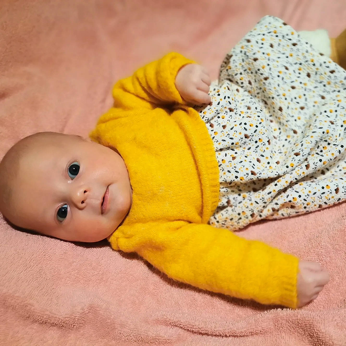 Salomé a rejoint le concours — aidez-le/la à gagner de superbes lots ! baby, baby_sleeping, baby_toddler_clothing, cheek, child, comfort, facial_expression, finger, flooring, fur, happy, headgear, linens, person, product, sitting, skin, sleeve, textile, toddler