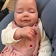 Mona a rejoint le concours — aidez-le/la à gagner de superbes lots ! baby, infant, sleeping, peaceful, cheeks, eyelashes, hand, pink_dress, heart_pattern, onesie, close_up, portrait, indoor, sofa, blanket, cushion, soft_fabric, cute, newborn, smile