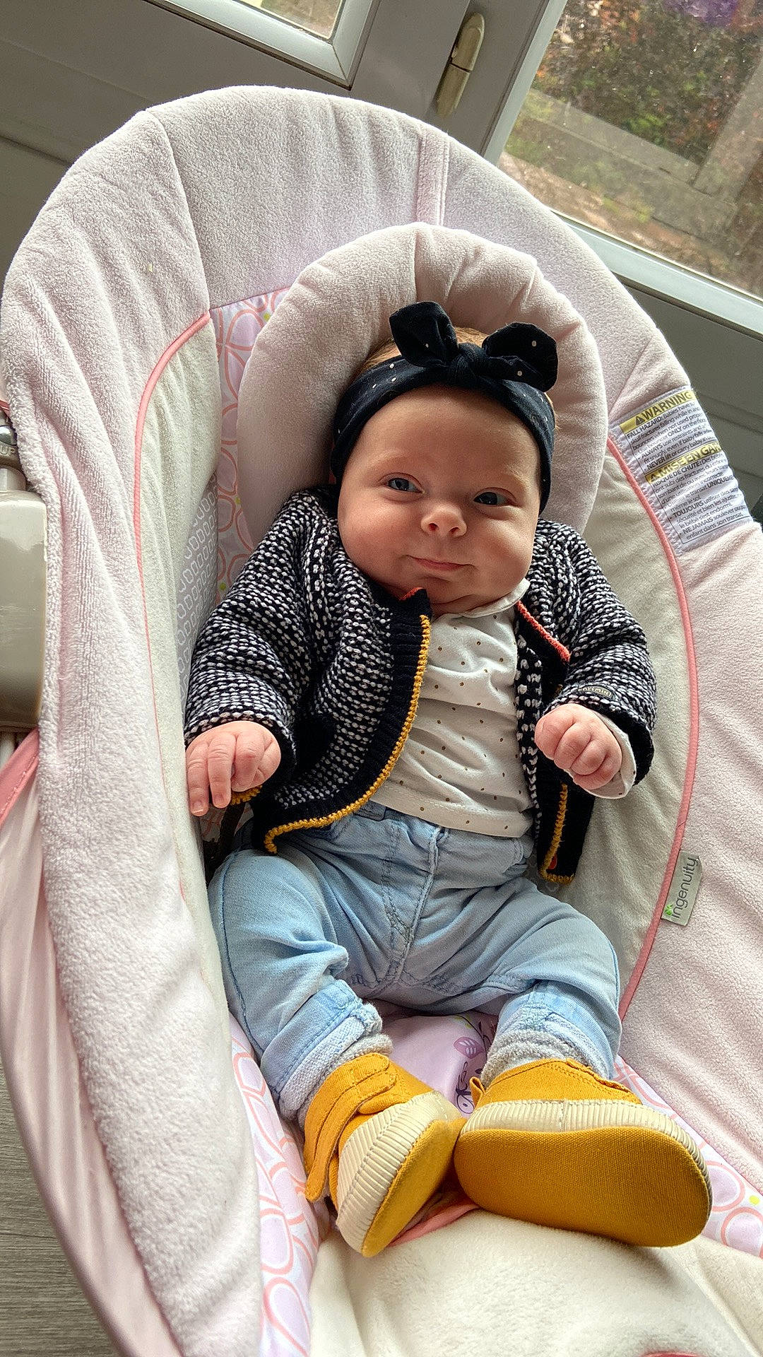 Lou participe au concours pour gagner de l'argent avec cette photo : baby, baby_carriage, baby_products, baby_toddler_clothing, car_seat, cheek, child, comfort, face, fun, hairstyle, head, human_body, lap, mouth, outerwear, person, skin, sleeve, textile