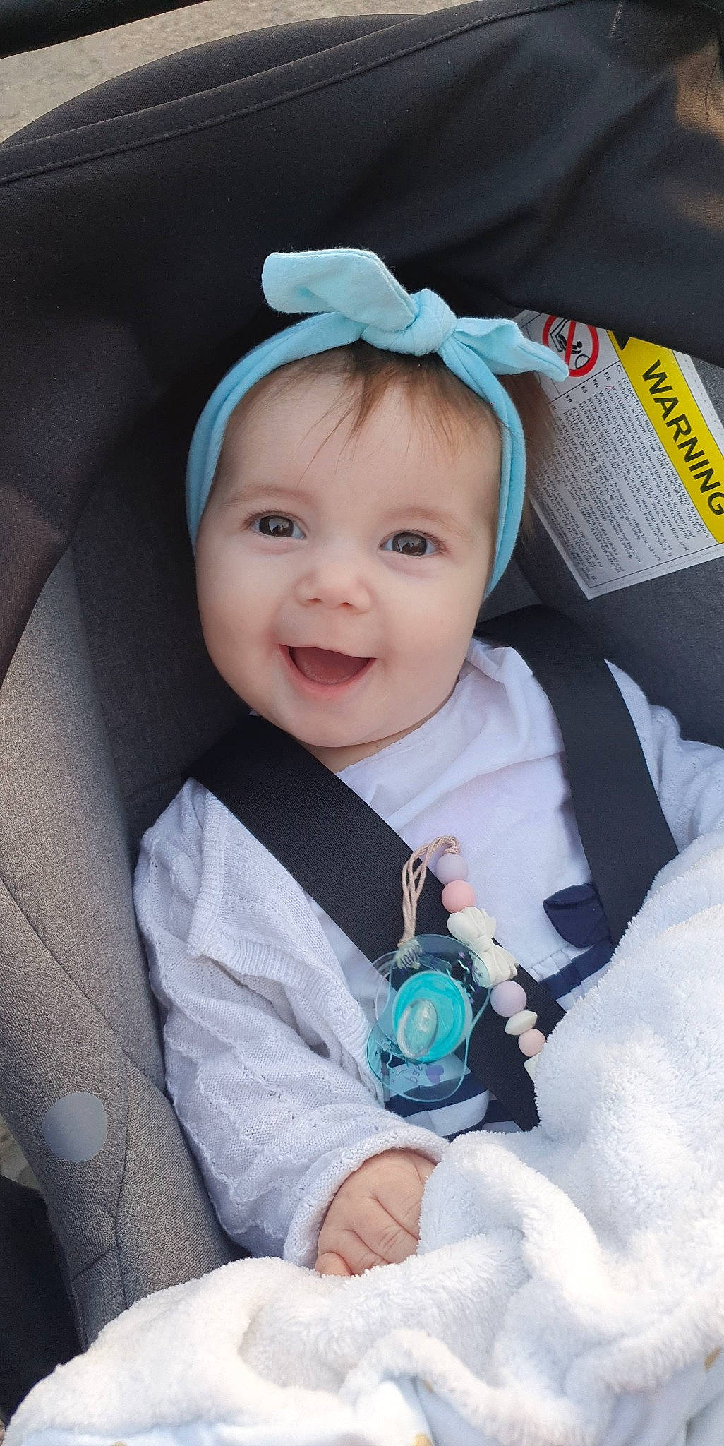 Yelena participe au concours pour gagner de l'argent avec cette photo : baby, baby_products, baby_toddler_clothing, cheek, child, comfort, cool, electric_blue, event, fashion_accessory, flash_photography, happy, iris, person, product, skin, sleeve, smile, textile, toddler
