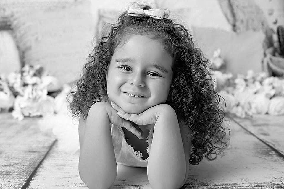 Romane participe au concours pour gagner de l'argent avec cette photo : black, black_and_white, black_hair, child, facial_expression, flash_photography, fun, hairstyle, happy, human, iris, joy, lip, monochrome, monochrome_photography, people_in_nature, person, skin, smile, style