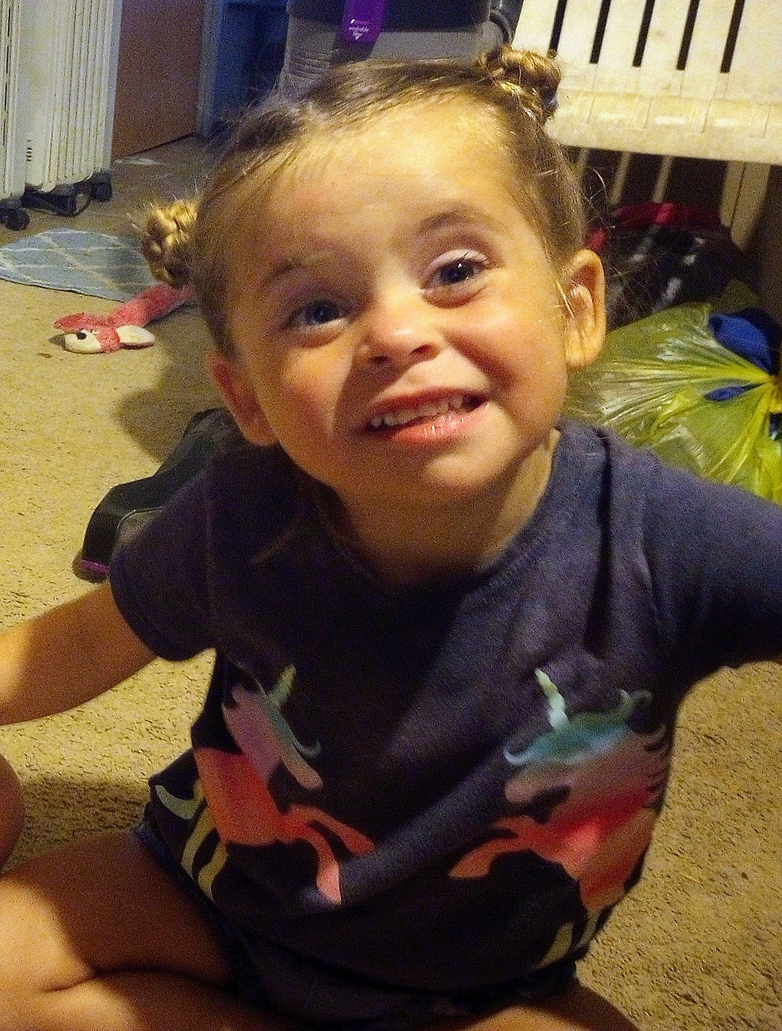 Evelyn is registered to the contest to win money with this photo: cheek, chin, ear, eye, eyebrow, eyelash, facial_expression, finger, forehead, hairstyle, happy, head, iris, joy, lip, mouth, nose, person, skin, sleeve