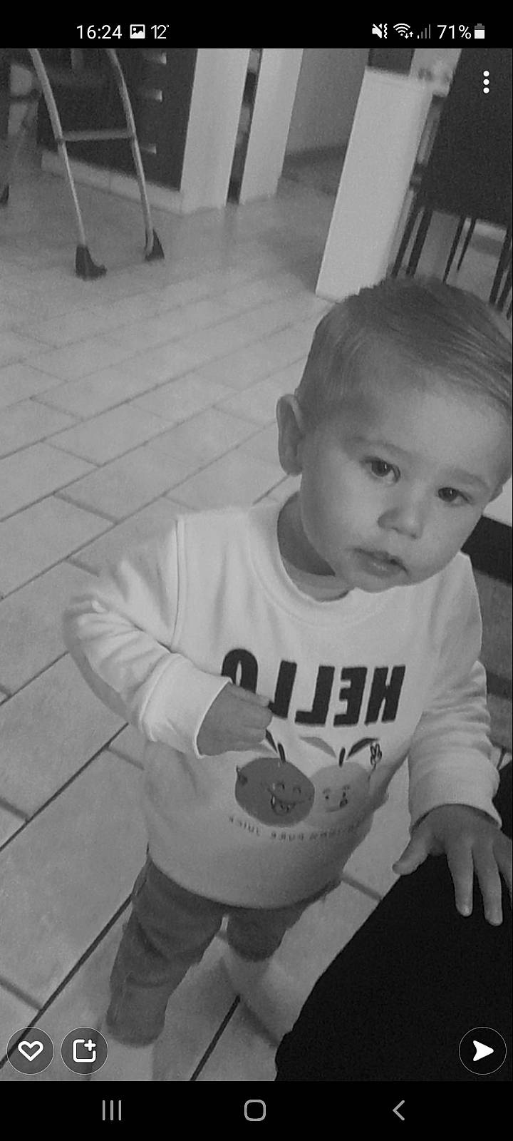 Djulio a rejoint le concours — aidez-le/la à gagner de superbes lots ! baby_toddler_clothing, black, black_and_white, elbow, floor, flooring, fun, happy, head, joint, monochrome, monochrome_photography, person, shoulder, sleeve, smile, standing, style, t_shirt, toddler