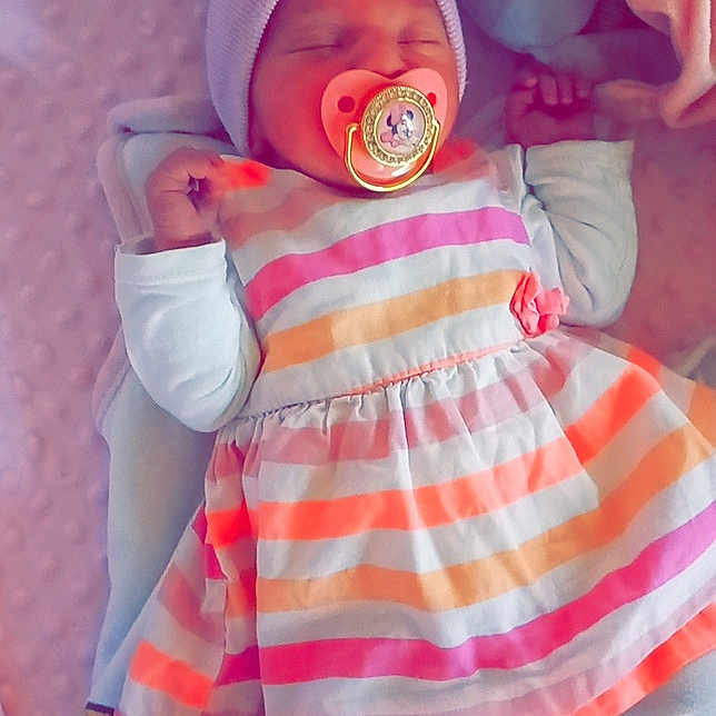 Chelsy a rejoint le concours — aidez-le/la à gagner de superbes lots ! baby, baby_products, baby_sleeping, baby_toddler_clothing, cap, child, comfort, costume_hat, hat, headgear, linens, magenta, orange, pattern, peach, pink, sleeve, sun_hat, toddler