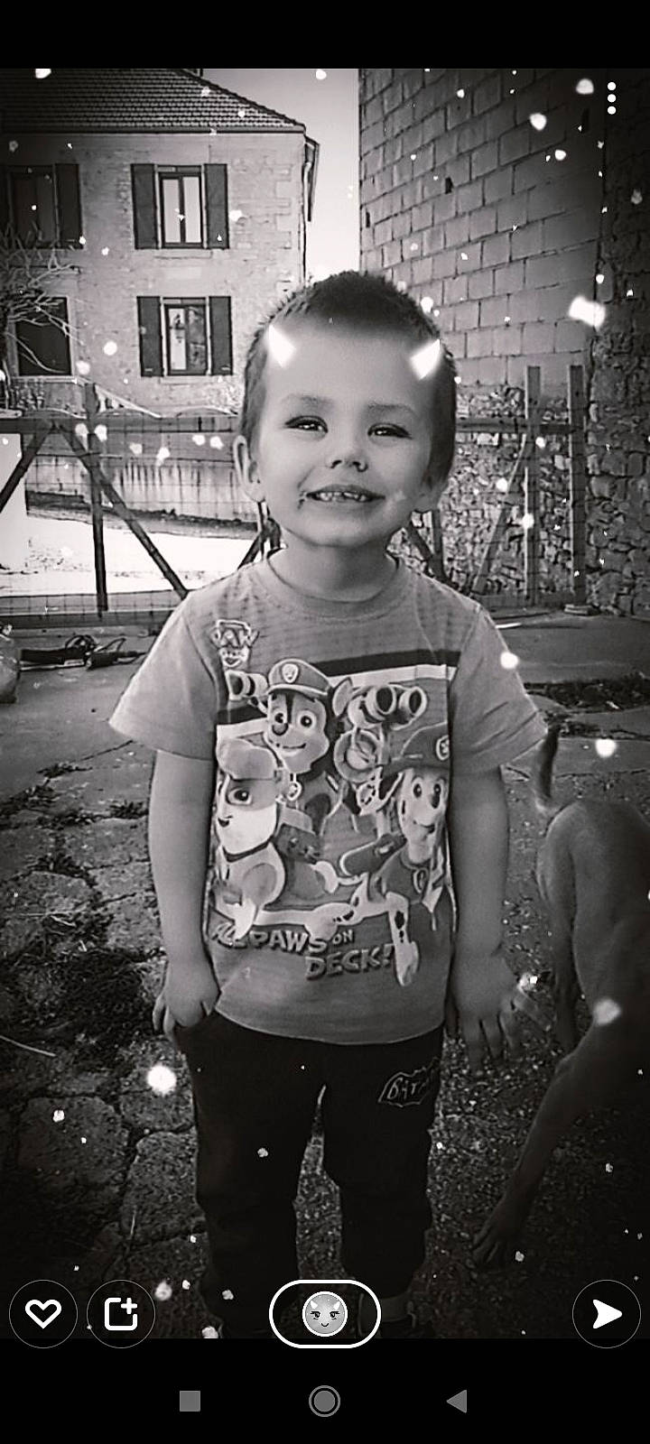 Anthony participe au concours pour gagner de l'argent avec cette photo : black, black_and_white, cool, eye, face, flash_photography, hairstyle, happy, head, human, iris, joy, organ, person, shoulder, sleeve, smile, standing, style, t_shirt