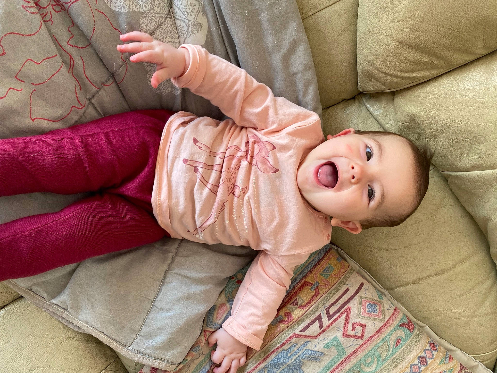 Daenerys participe au concours pour gagner de l'argent avec cette photo : baby, baby_toddler_clothing, cheek, child, comfort, eye, face, foot, gesture, head, human_leg, linens, lip, person, pink, skin, sleeve, smile, thigh, toddler