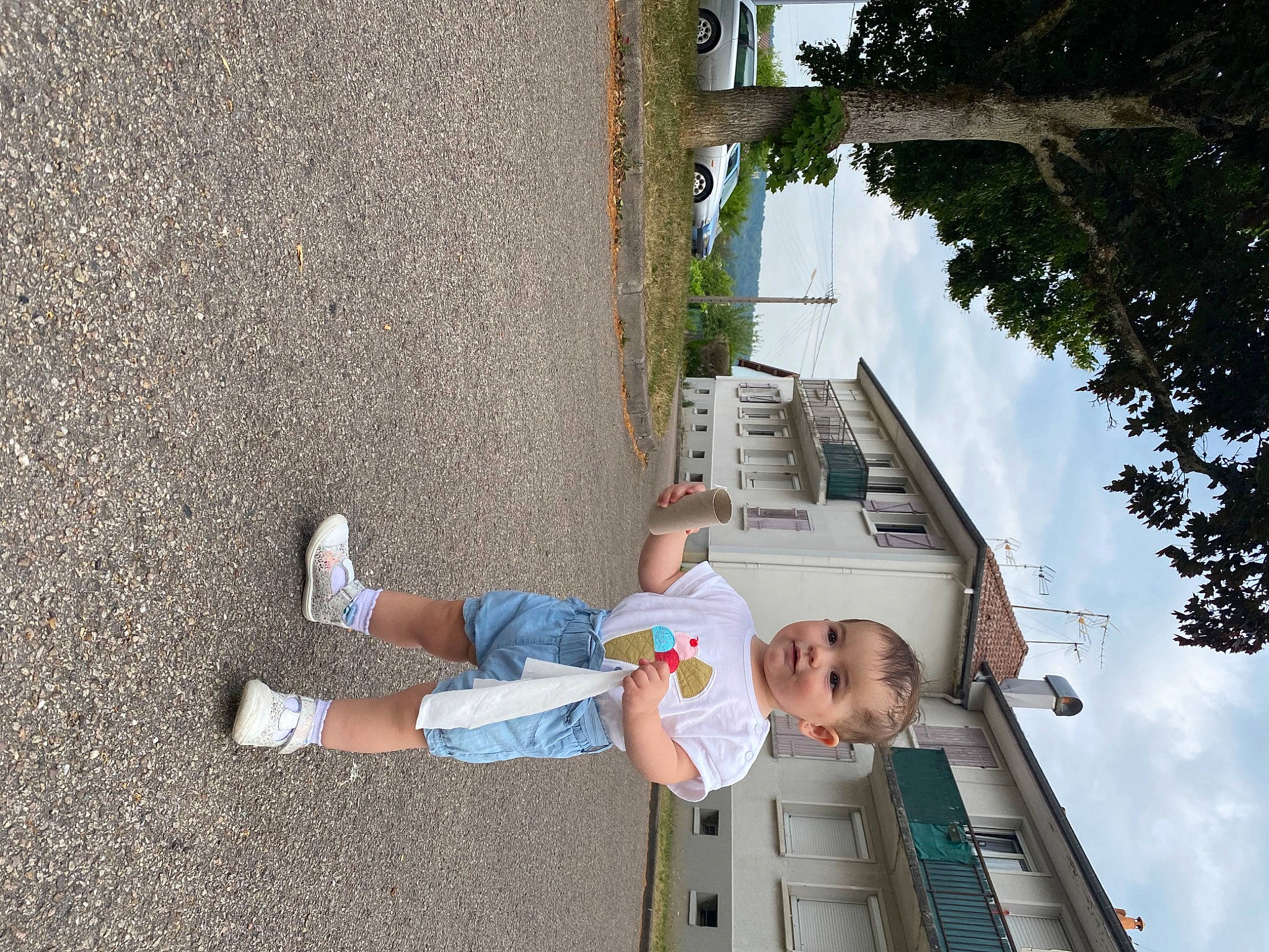 Daenerys participe au concours pour gagner de l'argent avec cette photo : cloud, concrete, facade, fun, human_leg, leisure, person, plant, shadow, sky, t_shirt, toddler, travel, tree, walking_shoe