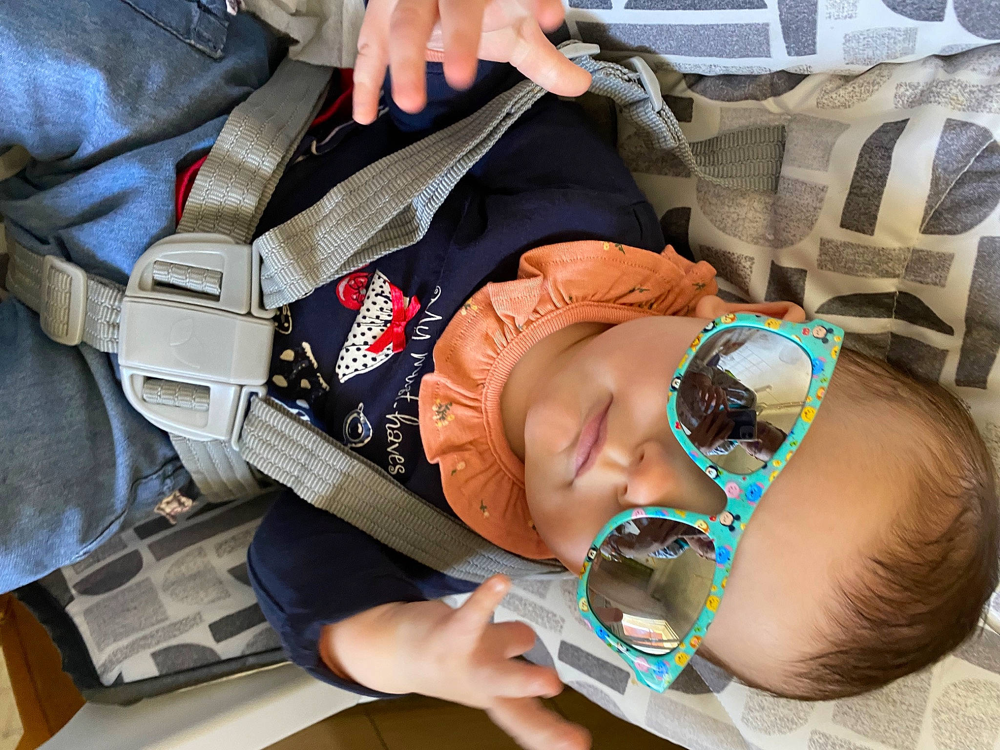 Daenerys a rejoint le concours — aidez-le/la à gagner de superbes lots ! child, cool, ear, eye, eyebrow, eyelash, eyewear, facial_expression, finger, glasses, goggles, hairstyle, hand, hat, head, headgear, mouth, person, personal_protective_equipment, sunglasses