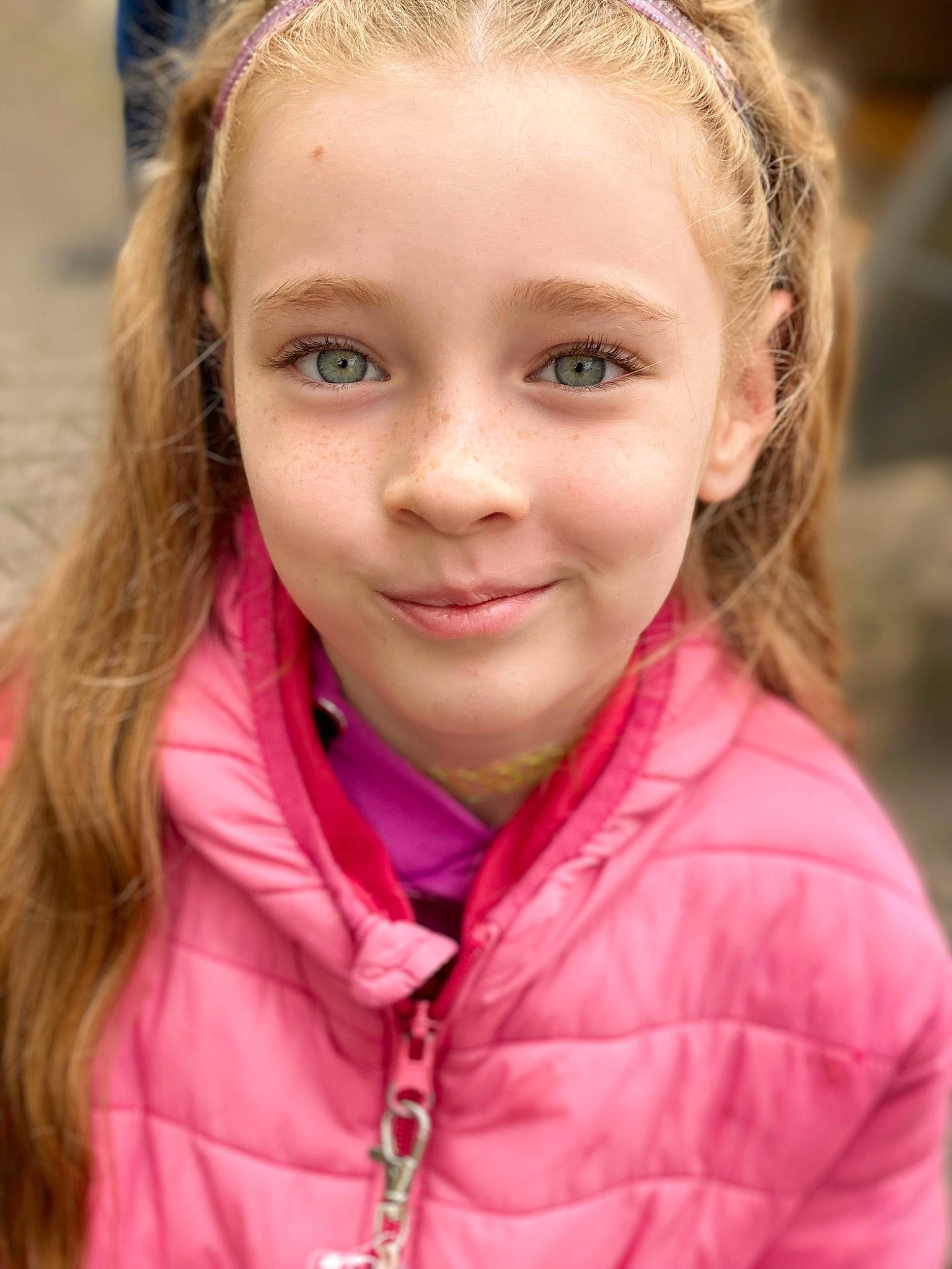 Lya a rejoint le concours — aidez-le/la à gagner de superbes lots ! blond, cheek, child, close_up, eyebrow, fun, grass, hair, hairstyle, happy, iris, jacket, joy, leisure, lip, long_hair, magenta, nose, person, pink