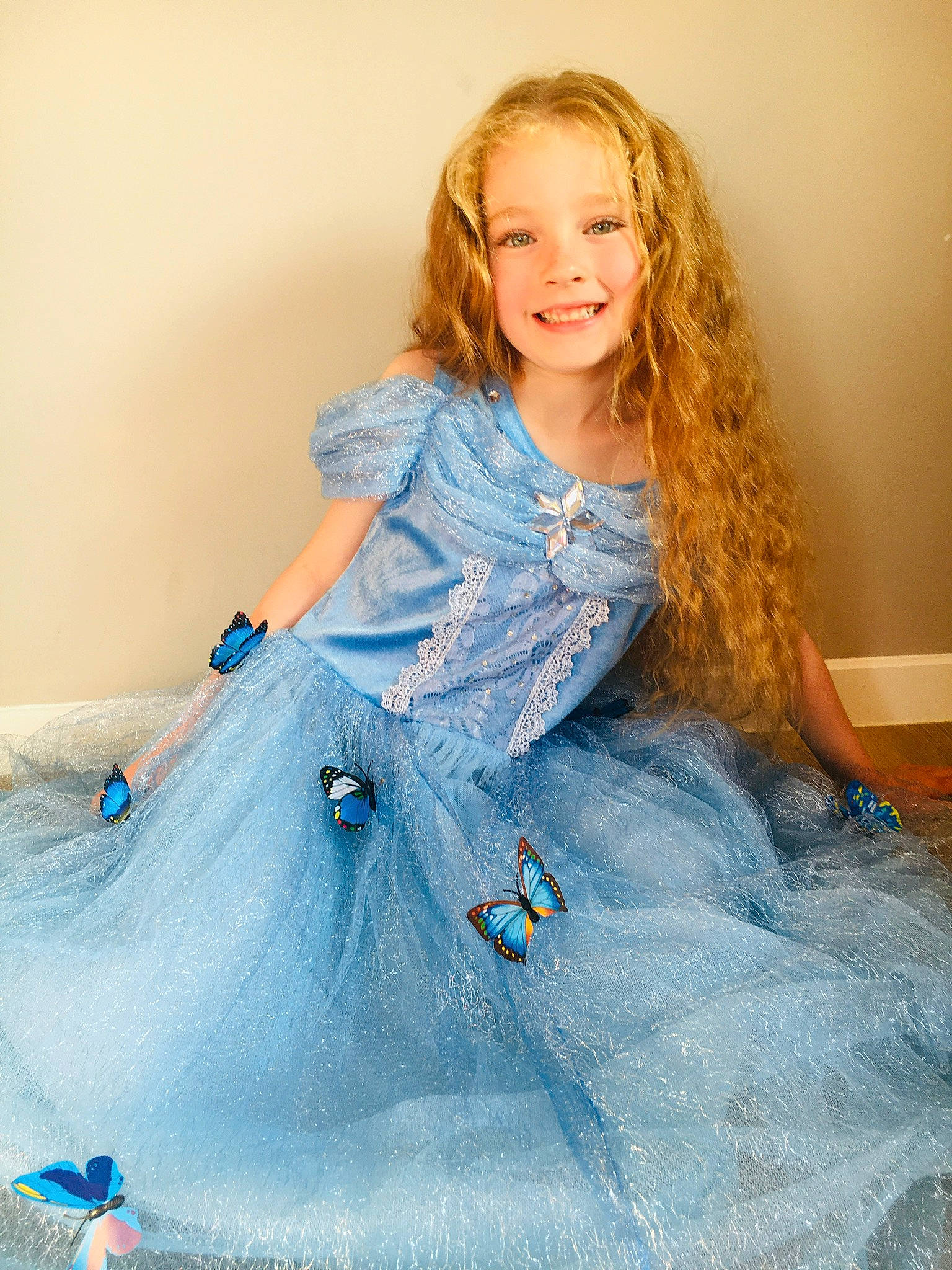 Lya participe au concours pour gagner de l'argent avec cette photo : denim, dress, facial_expression, fashion, fashion_design, fun, hair, hairstyle, happy, human_body, jeans, joy, neck, person, shoulder, skin, sleeve, smile, street_fashion, t_shirt