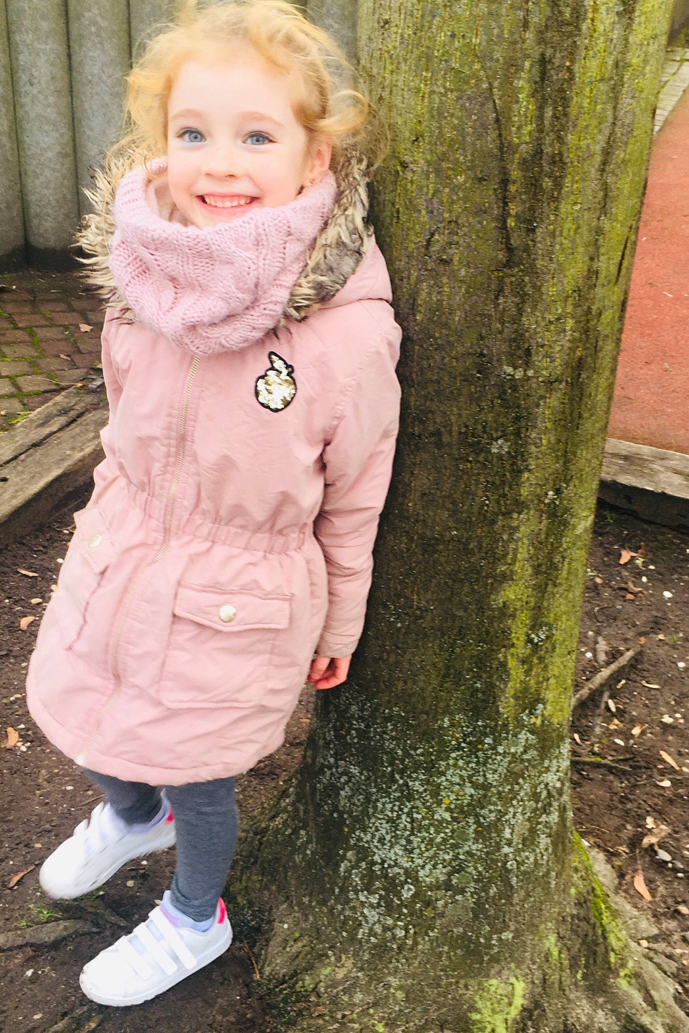 Lya a rejoint le concours — aidez-le/la à gagner de superbes lots ! baby_toddler_clothing, beauty, dress, eye, face, footwear, gesture, grass, happy, head, human_body, jacket, joy, people_in_nature, person, plant, skin, sleeve, smile, toddler