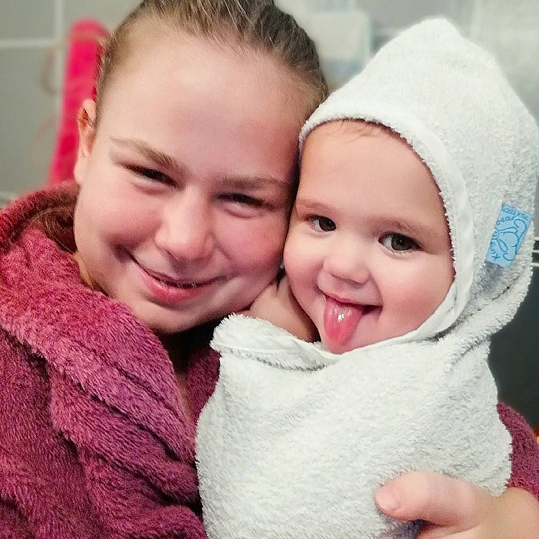 Pauline a rejoint le concours — aidez-le/la à gagner de superbes lots ! baby, beauty, cheek, child, eye, face, forehead, hand, happy, head, headwear, hug, joy, lip, love, nose, people, person, pink, skin