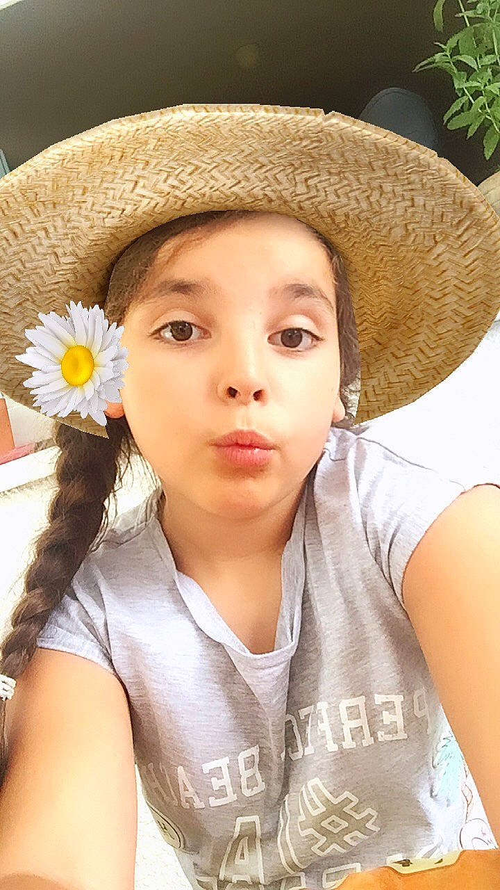 Zaina a rejoint le concours — aidez-le/la à gagner de superbes lots ! child, child_model, clothing, costume_hat, fashion_accessory, hat, headgear, headwear, person, skin, sun_hat