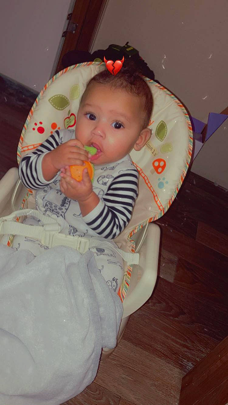 Onyx is registered to the contest to win money with this photo: baby, baby_products, baby_safety, baby_toddler_clothing, baby_toys, bib, chair, cheek, child, comfort, eye, fashion_accessory, flooring, hardwood, iris, person, sitting, skin, sleeve, surprise