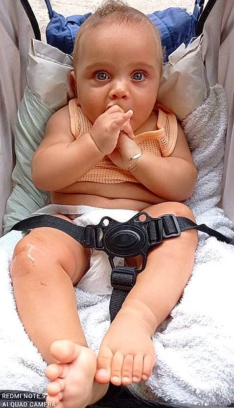 Thyméo participe au concours pour gagner de l'argent avec cette photo : arm, blue, cheek, chest, child, comfort, eye, finger, human_body, joint, leg, mouth, muscle, nail, person, pink, skin, stomach, thigh, thumb