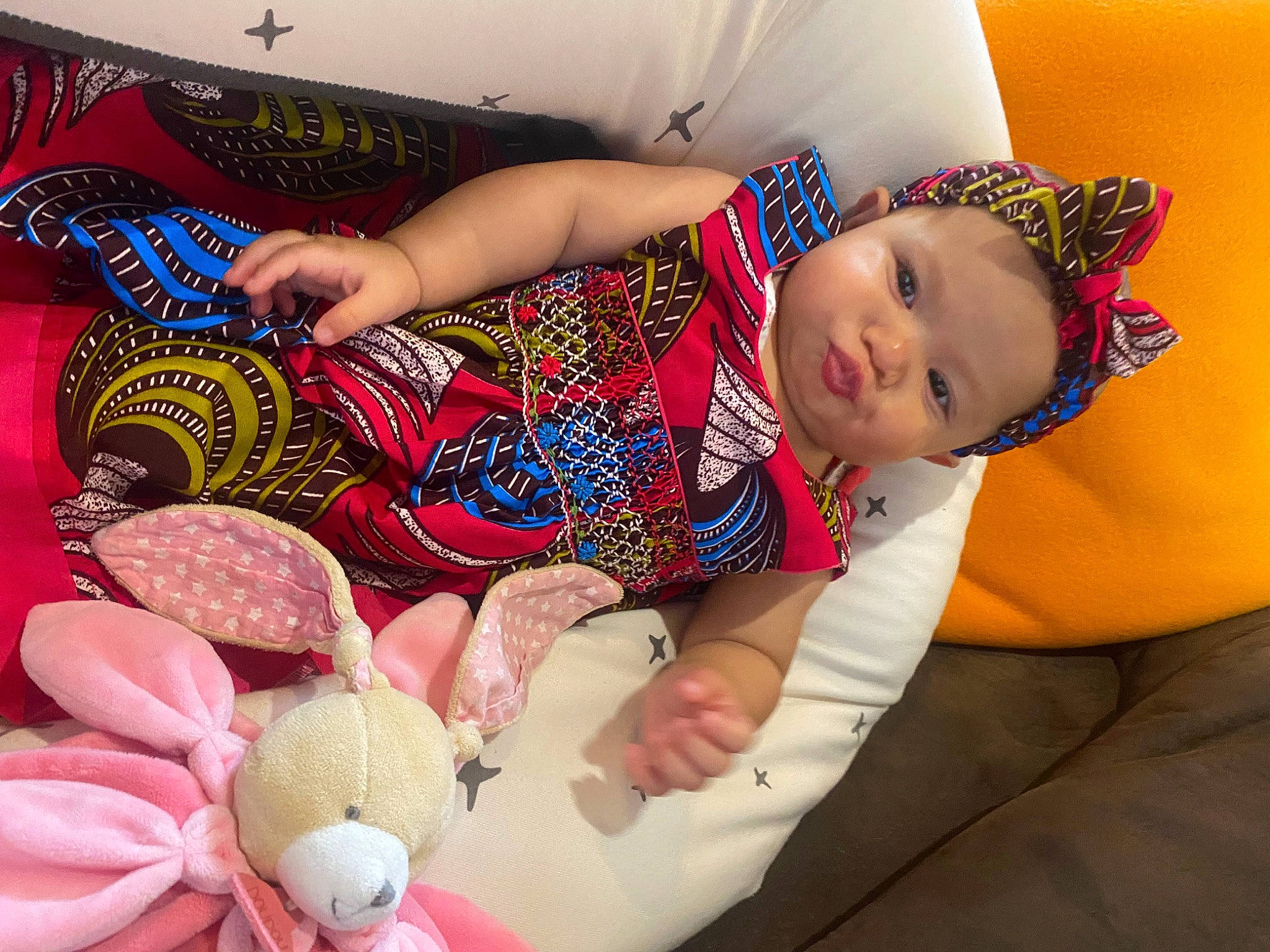 Swëlhy a rejoint le concours — aidez-le/la à gagner de superbes lots ! arm, baby, baby_toddler_clothing, child, comfort, couch, finger, fun, hand, happy, head, human_leg, lap, leg, nail, pattern, person, sitting, textile, thigh