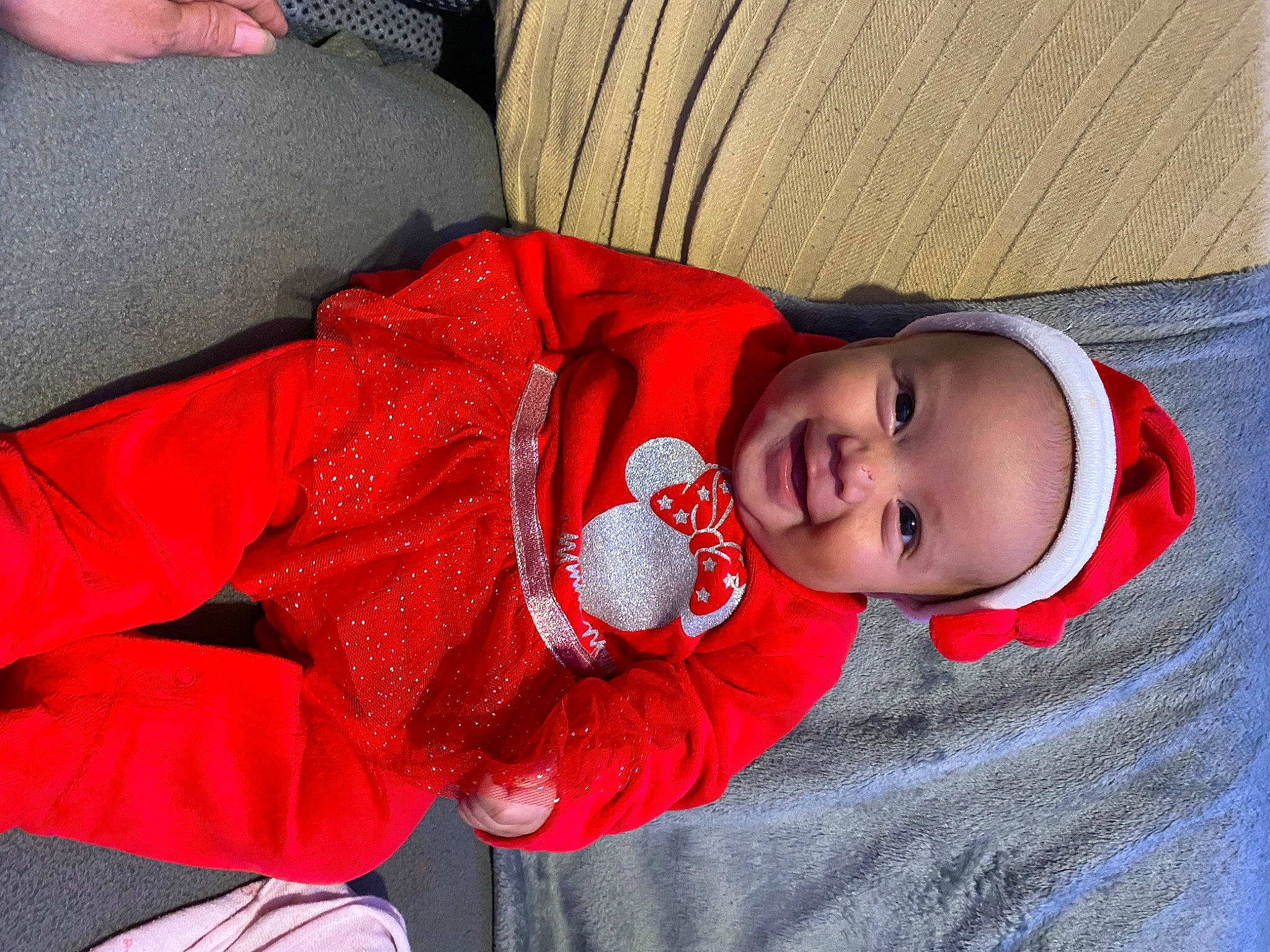 Swëlhy participe au concours pour gagner de l'argent avec cette photo : baby, baby_products, baby_toddler_clothing, carmine, child, comfort, event, face, hat, head, mouth, nose, pattern, person, red, sitting, sleeve, smile, textile, toddler