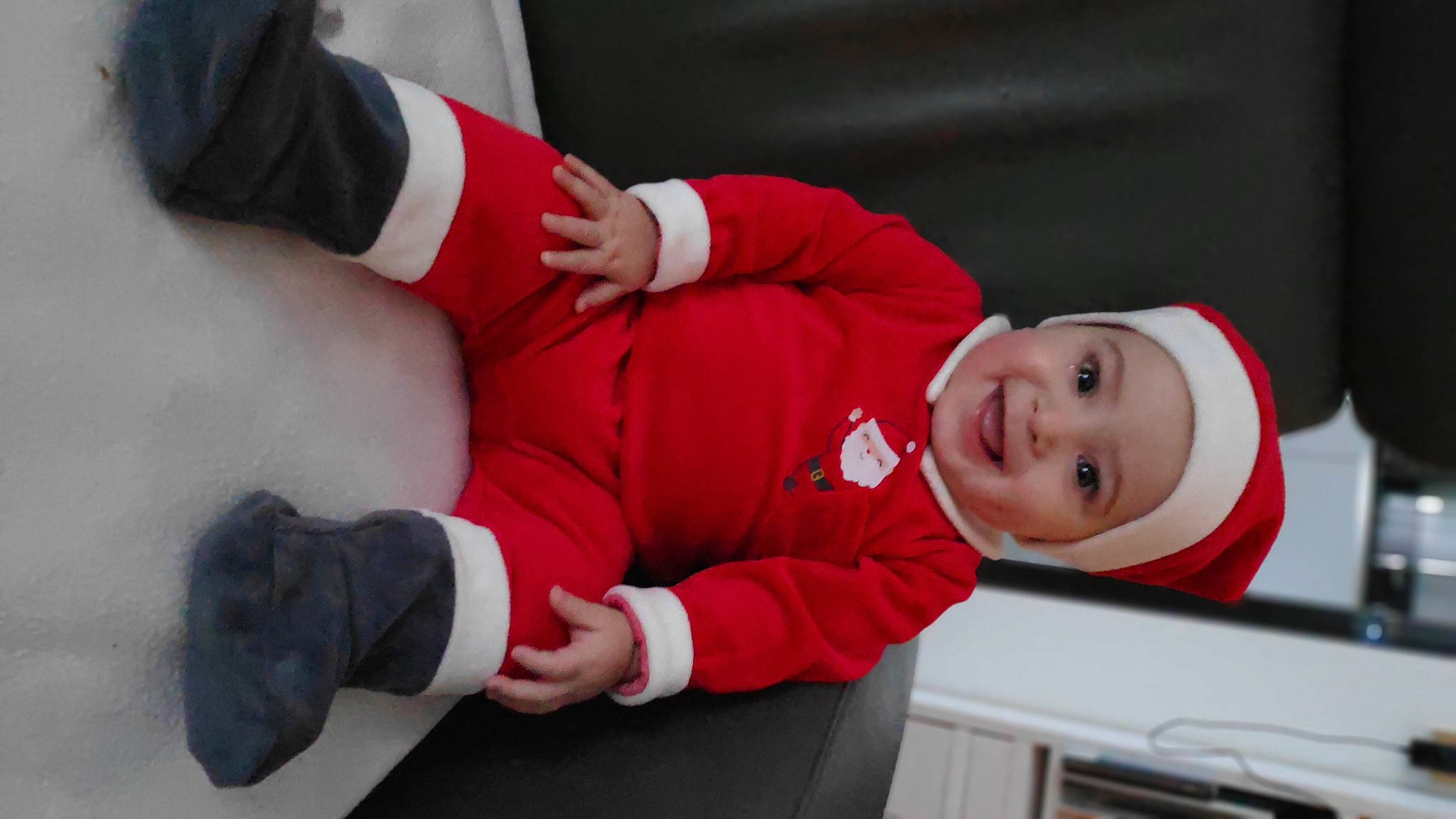 Marin participe au concours pour gagner de l'argent avec cette photo : arm, baby, baby_toddler_clothing, child, comfort, elbow, foot, gesture, happy, headwear, human_body, human_leg, joint, joy, knee, leg, person, sitting, sleeve, smile