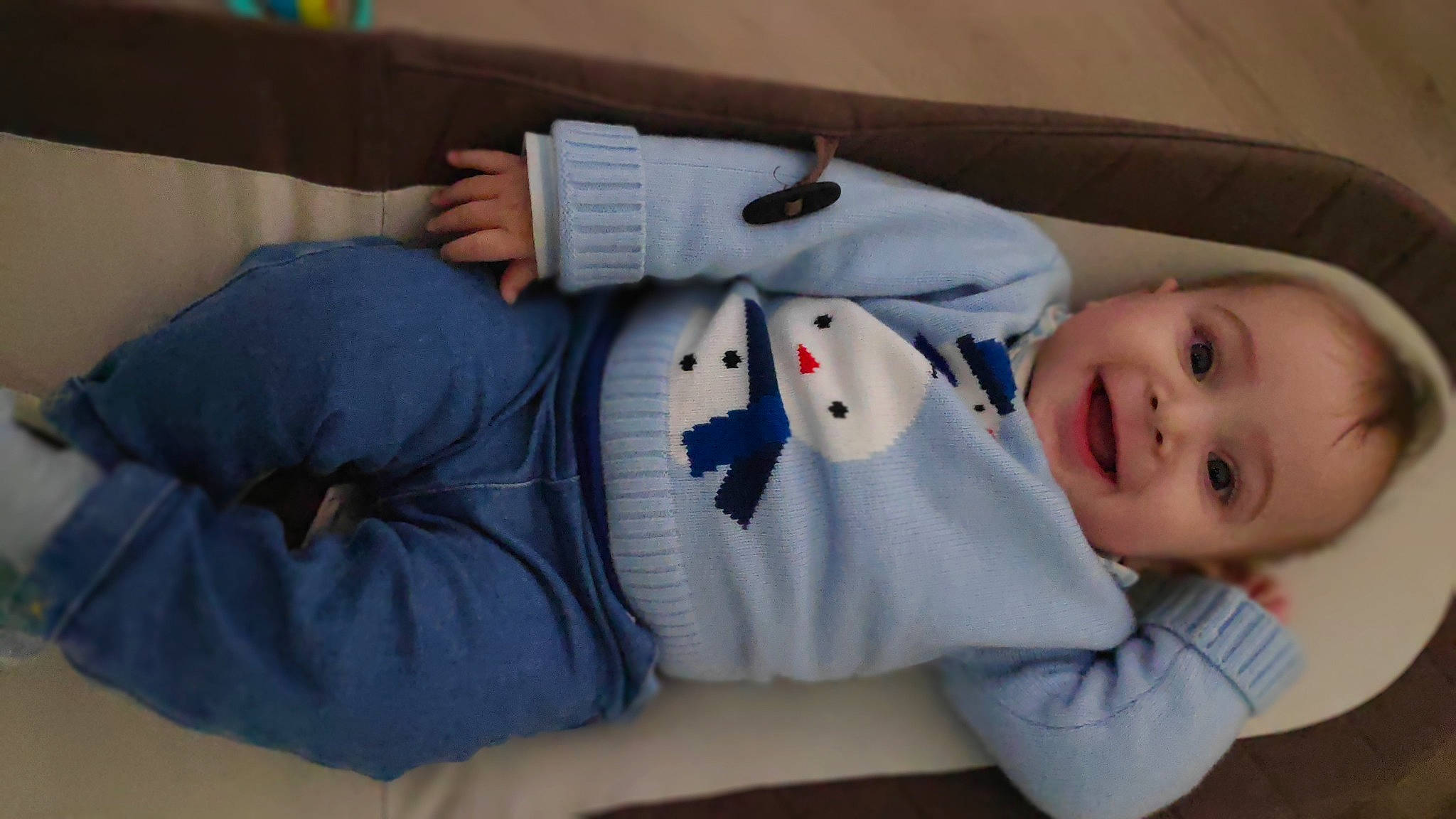 Marin participe au concours pour gagner de l'argent avec cette photo : abdomen, baby, baby_products, baby_sleeping, baby_toddler_clothing, child, comfort, couch, elbow, eye, health_care, joy, linens, person, room, service, sitting, skin, sleeve, smile