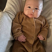 Naël a rejoint le concours — aidez-le/la à gagner de superbes lots ! baby, infant, child, cozy, brown_clothing, ribbed_sweater, ribbed_pants, blanket, soft, comfort, cute, portrait, indoors, small_hands, face, eyes, newborn, resting, warm, casual