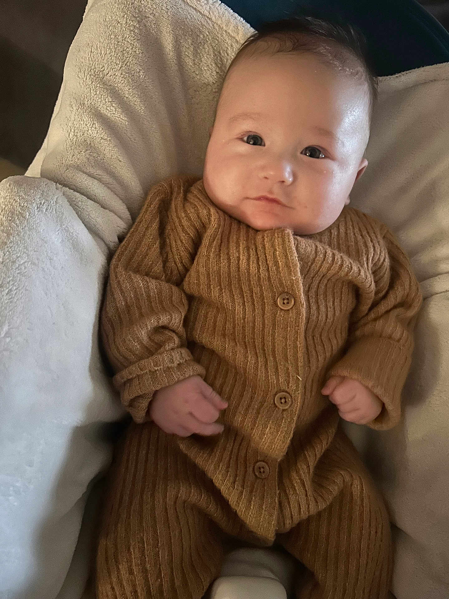 Naël a rejoint le concours — aidez-le/la à gagner de superbes lots ! baby, infant, child, cozy, brown_clothing, ribbed_sweater, ribbed_pants, blanket, soft, comfort, cute, portrait, indoors, small_hands, face, eyes, newborn, resting, warm, casual