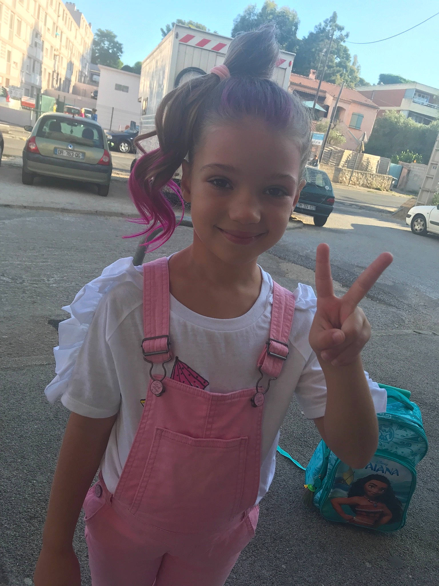 Kim participe au concours pour gagner de l'argent avec cette photo : child, finger, gesture, hand, joy, neck, person, smile, thumb, tourism, v_sign, vacation