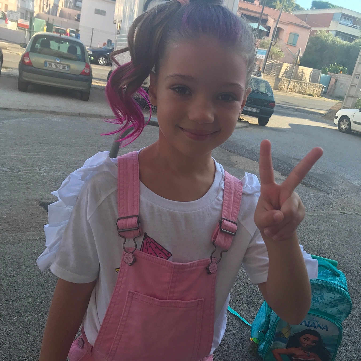 Kim participe au concours pour gagner de l'argent avec cette photo : child, finger, gesture, hand, joy, neck, person, smile, thumb, tourism, v_sign, vacation