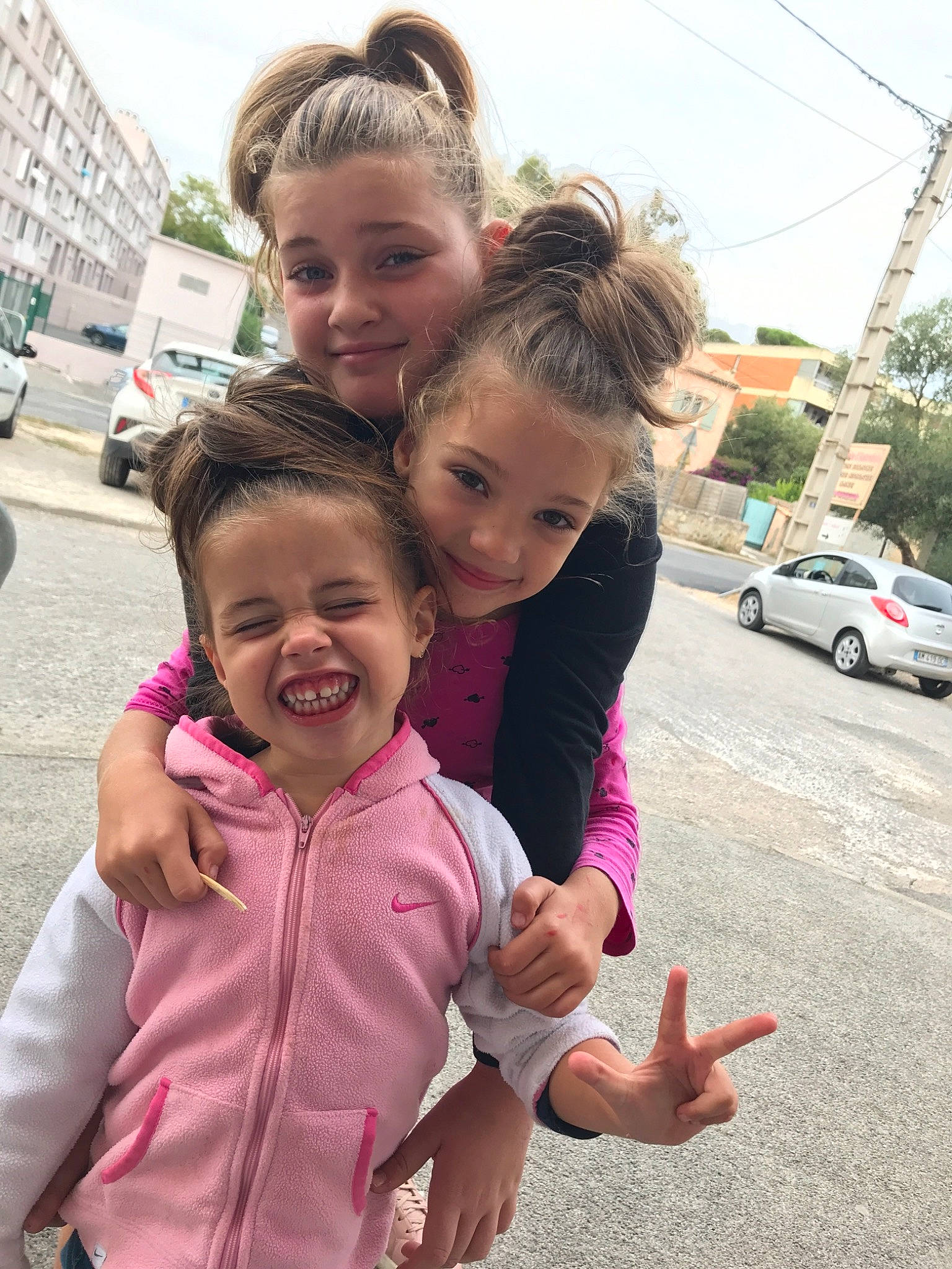 Kim participe au concours pour gagner de l'argent avec cette photo : child, community, daughter, eye, face, facial_expression, finger, fun, gesture, happy, head, interaction, joy, people, person, pink, plant, recreation, smile, snapshot