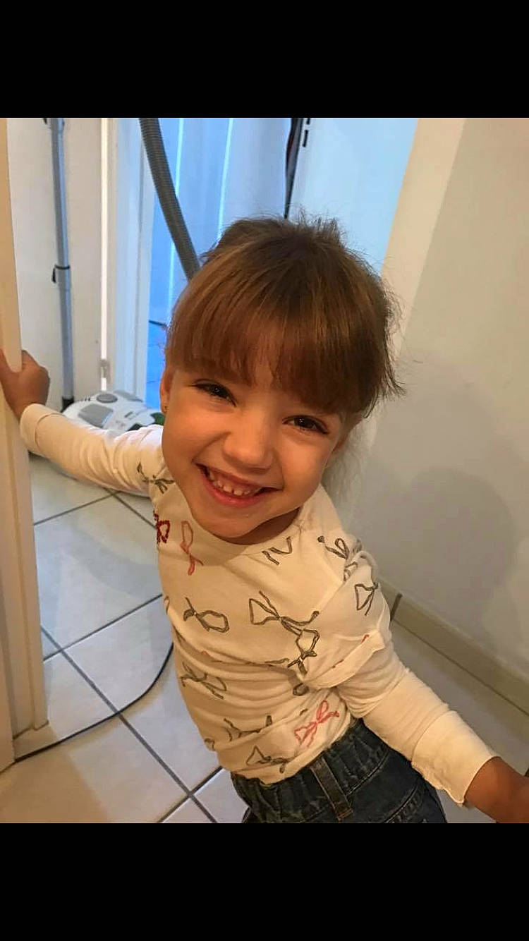 Kim a rejoint le concours — aidez-le/la à gagner de superbes lots ! arm, baby, beauty, cheek, child, chin, cool, ear, face, facial_expression, forehead, hair, hairstyle, happy, head, joy, neck, nose, person, skin