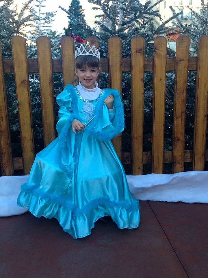 Kim participe au concours pour gagner de l'argent avec cette photo : aqua, blue, clothing, costume, costume_design, dress, gown, joy, person, turquoise