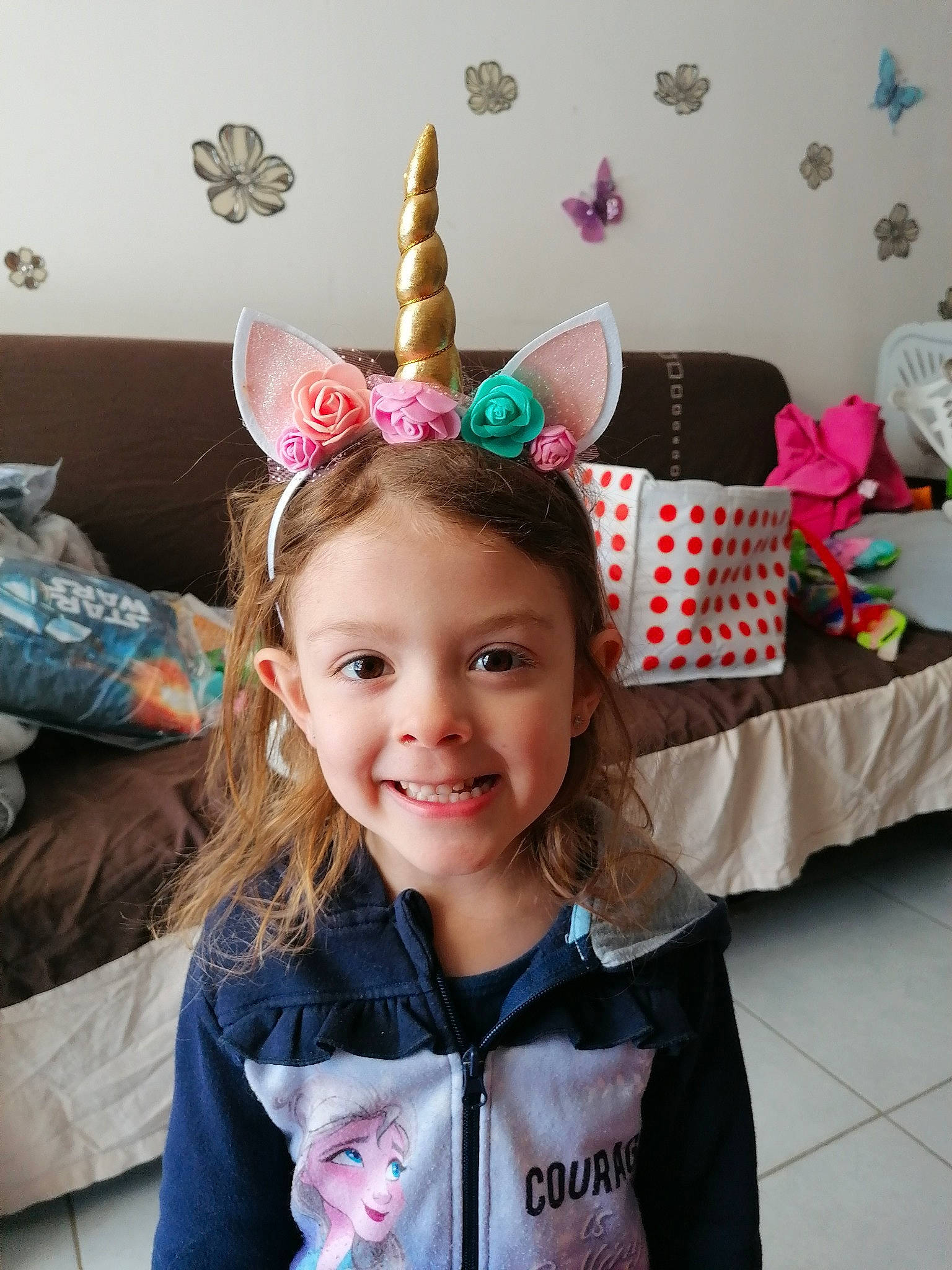 Féliçia participe au concours pour gagner de l'argent avec cette photo : birthday, child, christmas, cone, costume_hat, event, fashion_accessory, fun, happy, headpiece, holiday, joy, party, party_hat, party_supply, person, pink, room, sleeve, smile