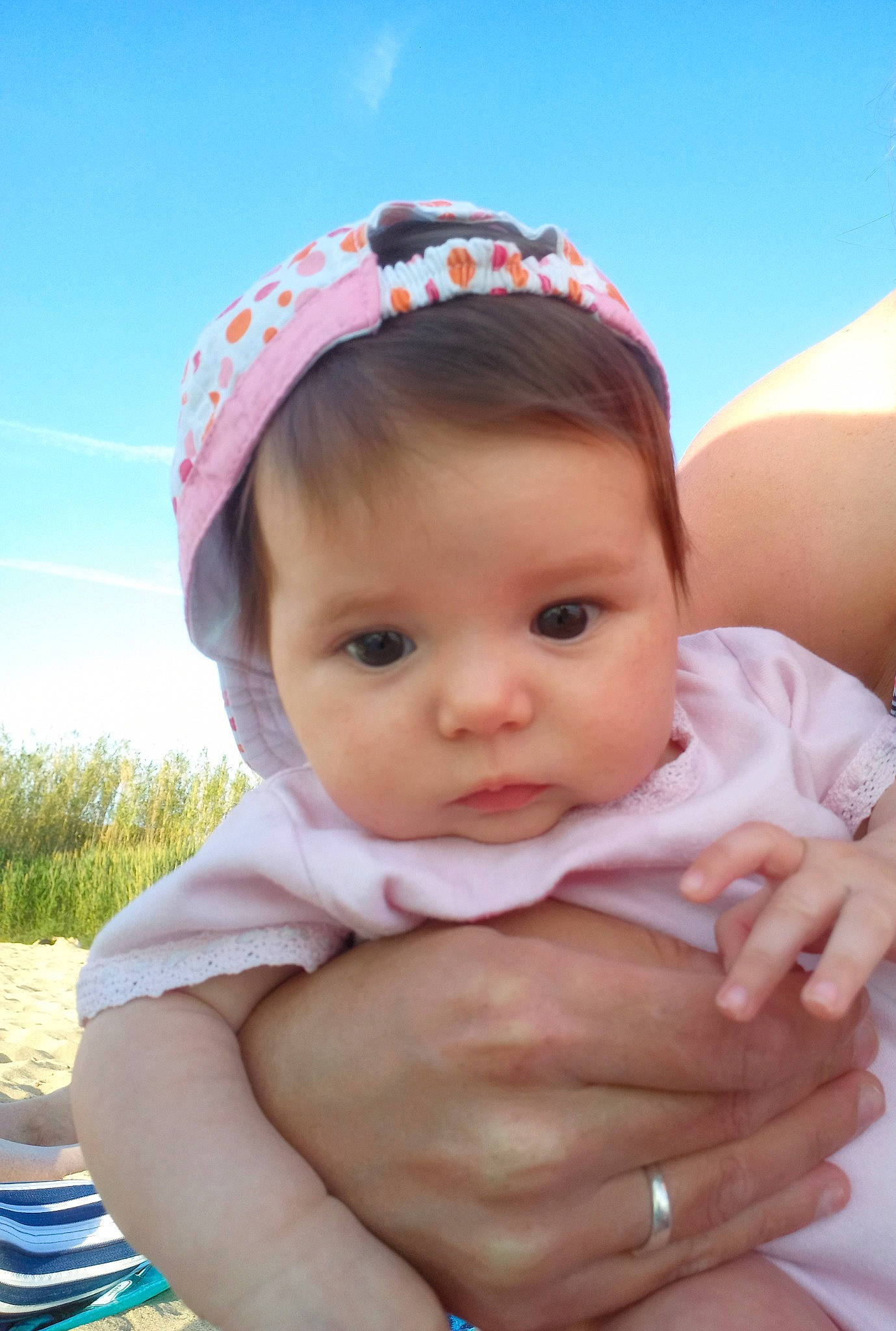 Louna a rejoint le concours — aidez-le/la à gagner de superbes lots ! baby, baby_toddler_clothing, blue, child, fun, gesture, grass, hairstyle, happy, hat, leisure, lip, person, pink, plant, recreation, sitting, skin, sky, thumb