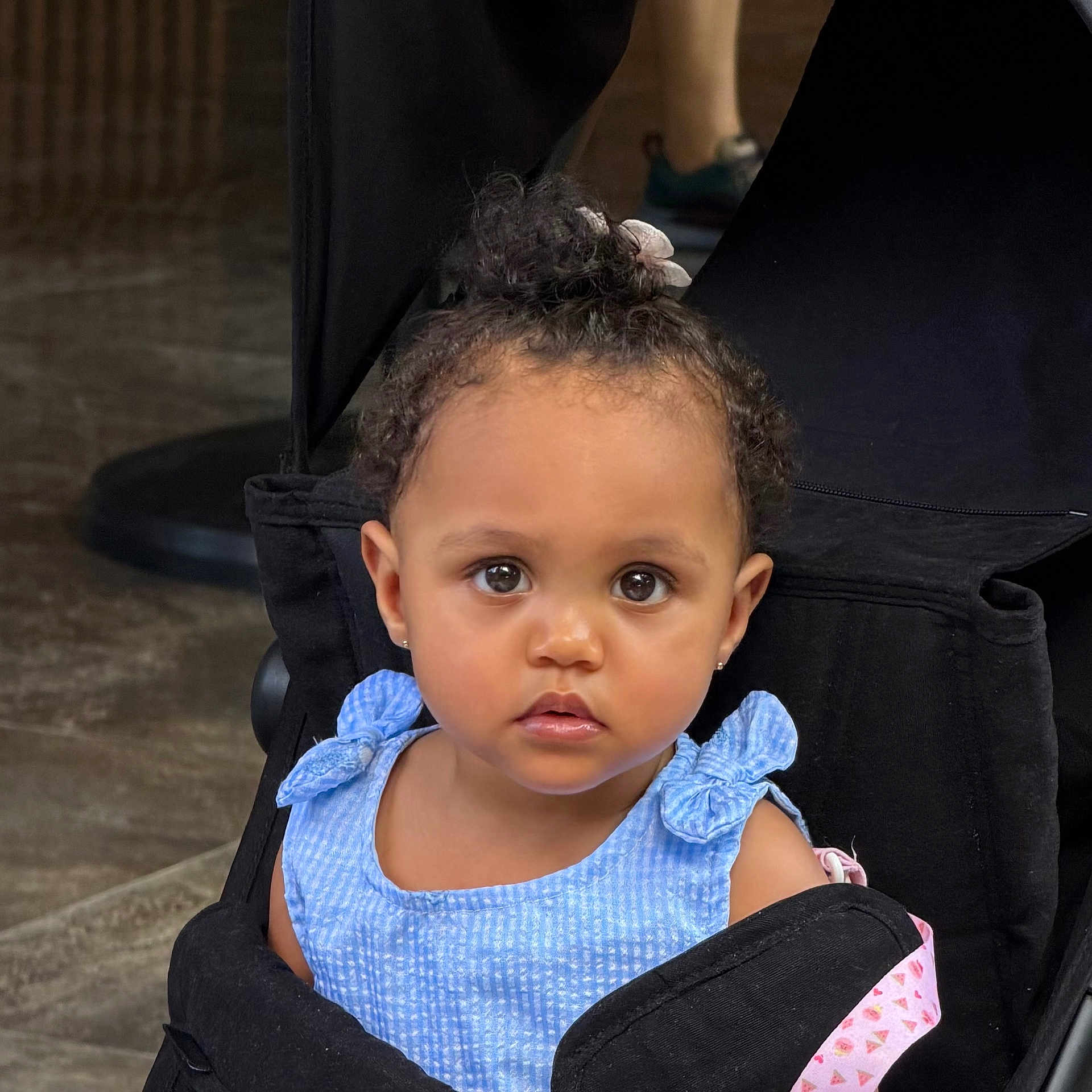 Teïssa a rejoint le concours — aidez-le/la à gagner de superbes lots ! toddler, child, baby, blue_dress, stroller, curly_hair, face, eyes, person, portrait, indoors, cute, expression, sitting, clothing, black, pink, bow, young, baby_girl
