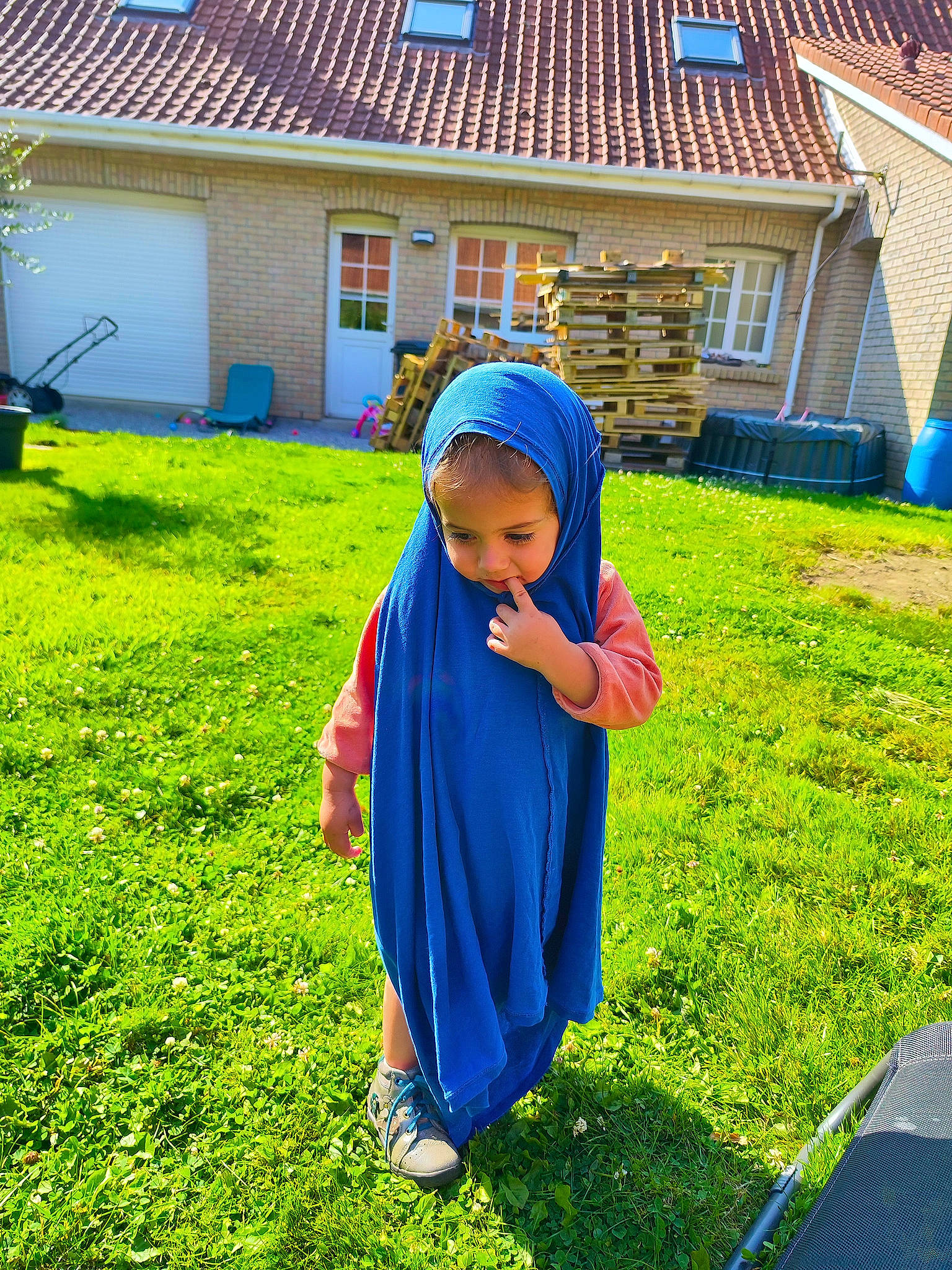 Rachele participe au concours pour gagner de l'argent avec cette photo : blue, building, child, cottage, electric_blue, fun, grass, grassland, green, happy, house, lawn, leaf, leisure, people_in_nature, person, plant, recreation, summer, toddler