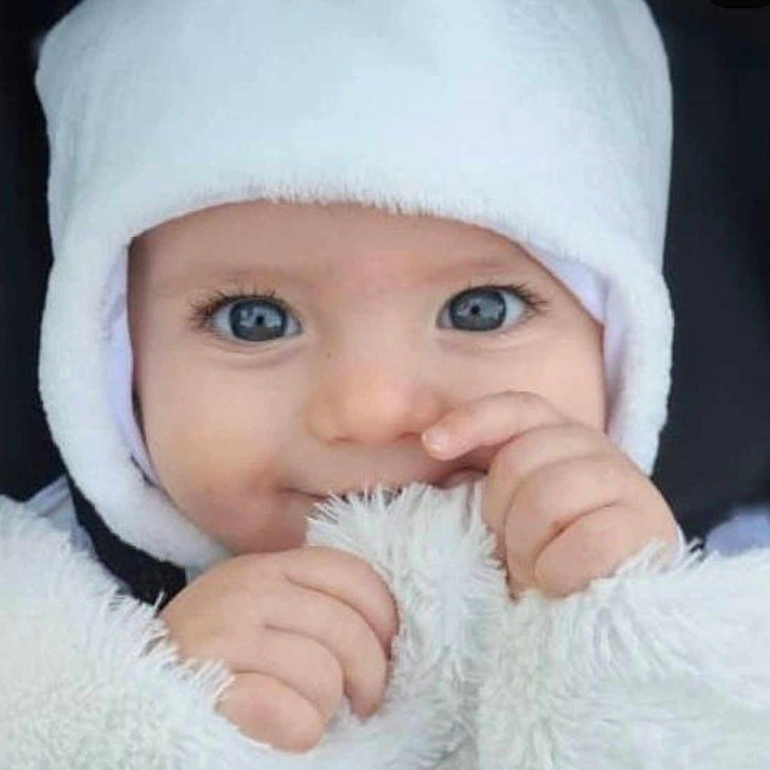 Gabrielle a rejoint le concours — aidez-le/la à gagner de superbes lots ! baby, babylaughing, biting, bonnet, cap, clothing, face, happy, hat, head, hood, person, photography, portrait, smile