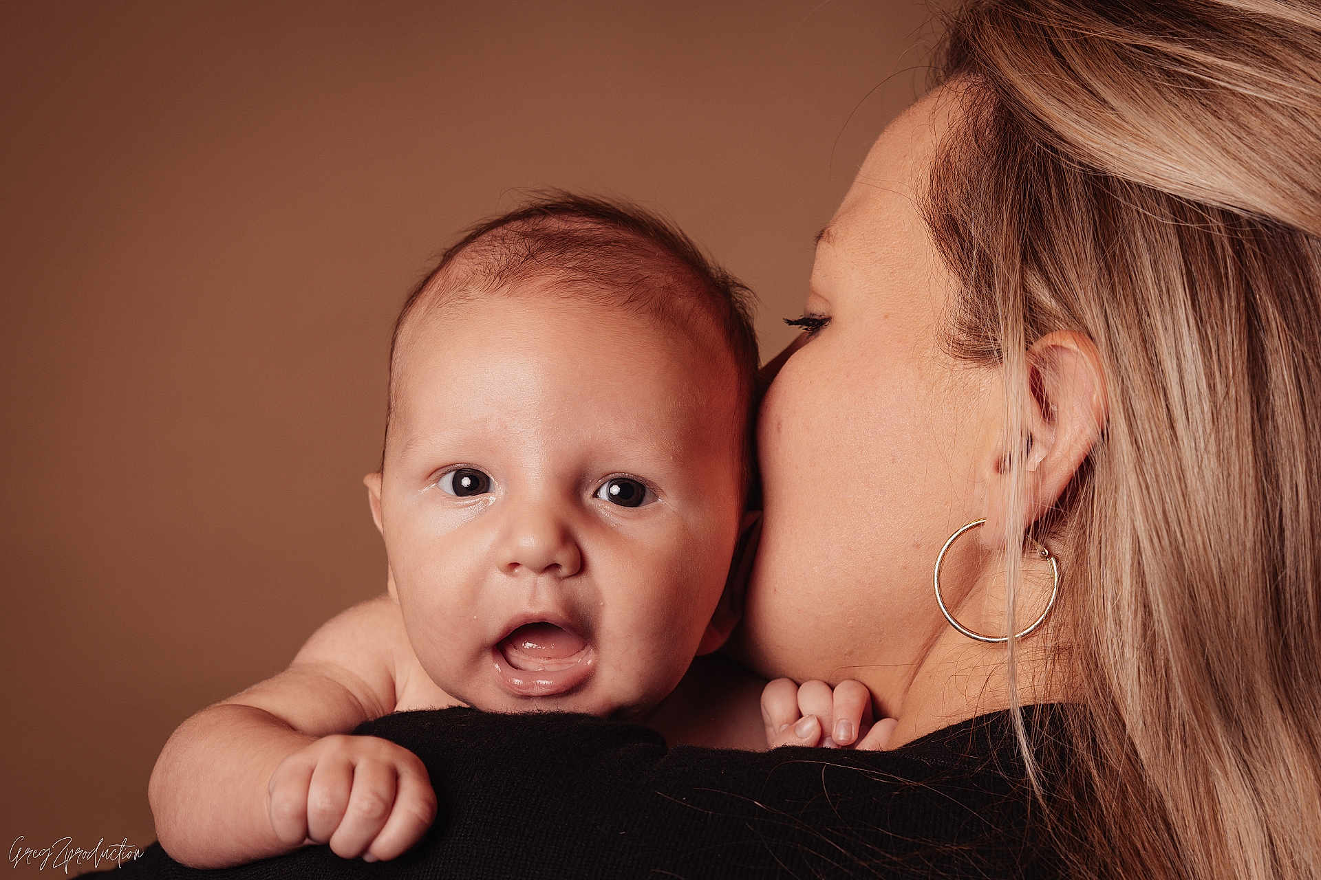 Nahel participe au concours pour gagner de l'argent avec cette photo : baby, woman, child, face, portrait, closeup, skin, hand, earring, hair, expression, person, love, affection, holding, background, studio, warm_colors, adult, intimate