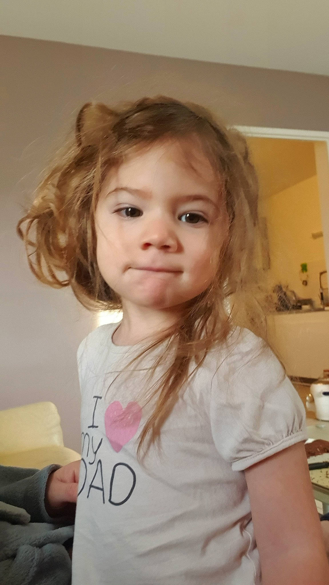 Marion participe au concours pour gagner de l'argent avec cette photo : blond, brown_hair, cheek, child, child_model, chin, clothing, eye, eyebrow, eyelash, forehead, hairstyle, iris, lip, neck, person, portrait_photography, shoulder, skin, throat