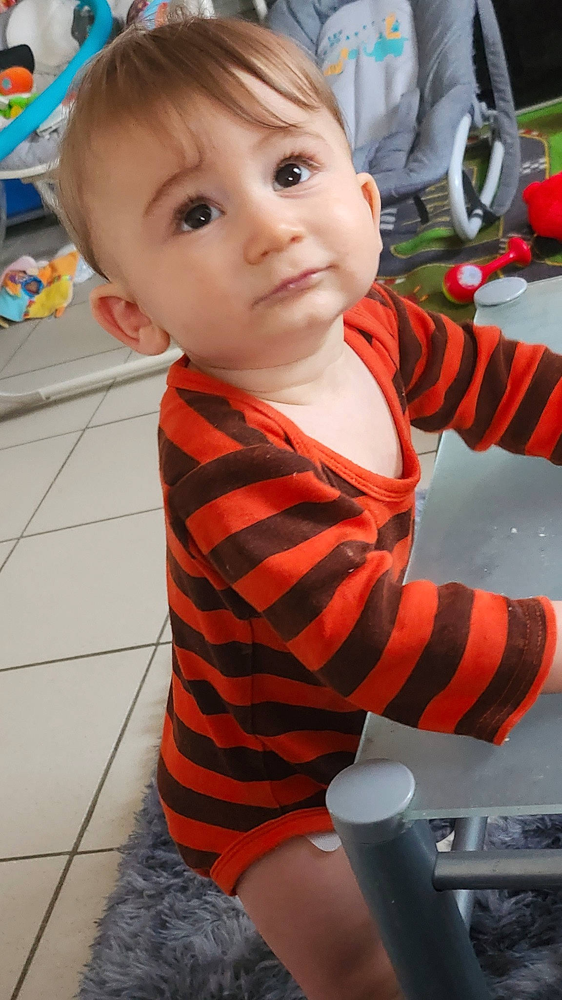 Leo a rejoint le concours — aidez-le/la à gagner de superbes lots ! baby, baby_toddler_clothing, carmine, cheek, child, clothing, face, fun, grass, happy, head, pattern, person, personal_protective_equipment, plant, sitting, skin, sleeve, standing, t_shirt