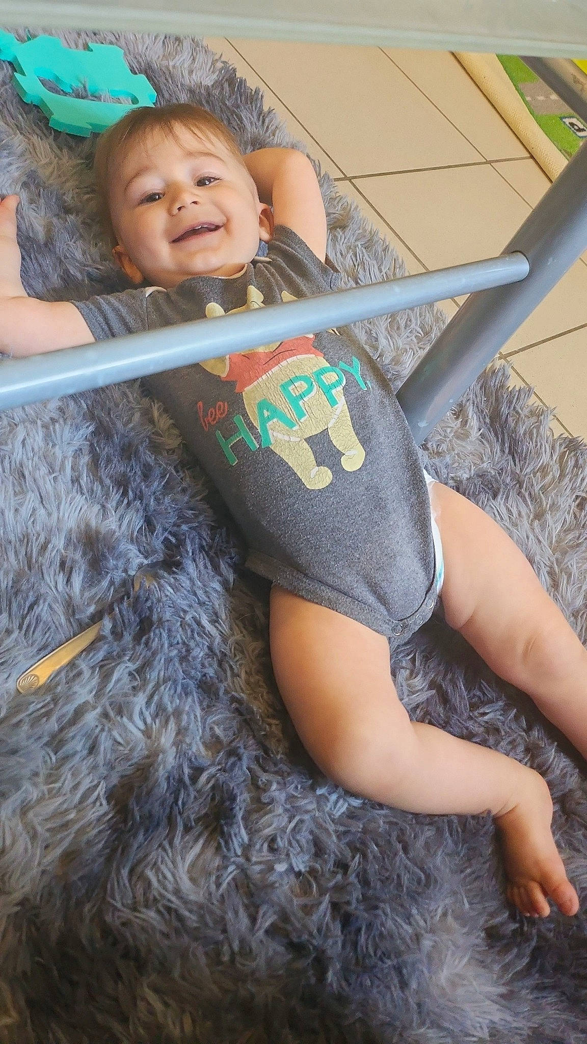 Leo participe au concours pour gagner de l'argent avec cette photo : abdomen, beauty, black_hair, cool, grass, hairstyle, happy, human_leg, joint, joy, knee, leg, leisure, long_hair, person, skin, smile, t_shirt, thigh, toddler