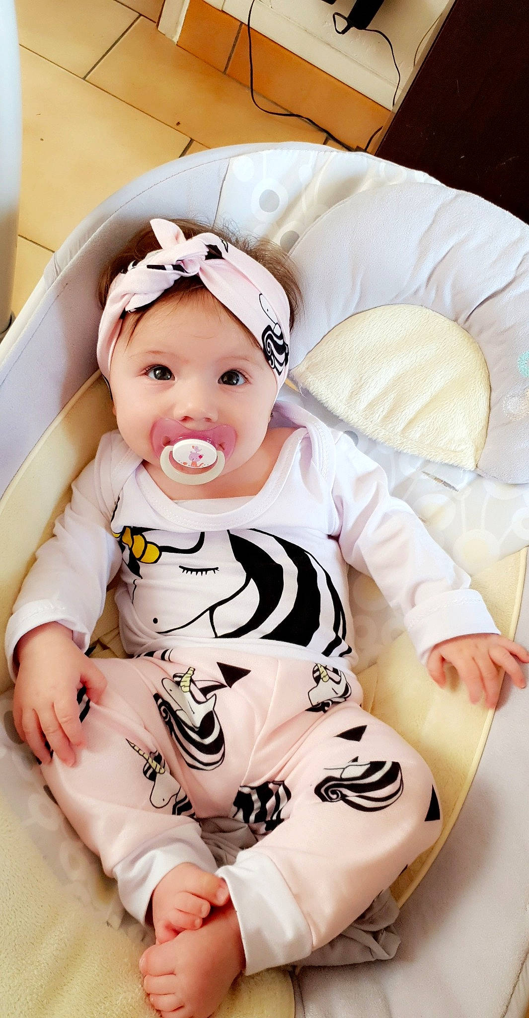 Marion a rejoint le concours — aidez-le/la à gagner de superbes lots ! baby_products, child, girl, hair_accessory, headwear, infant, joy, material, person, product, skin, smile, textile, toddler